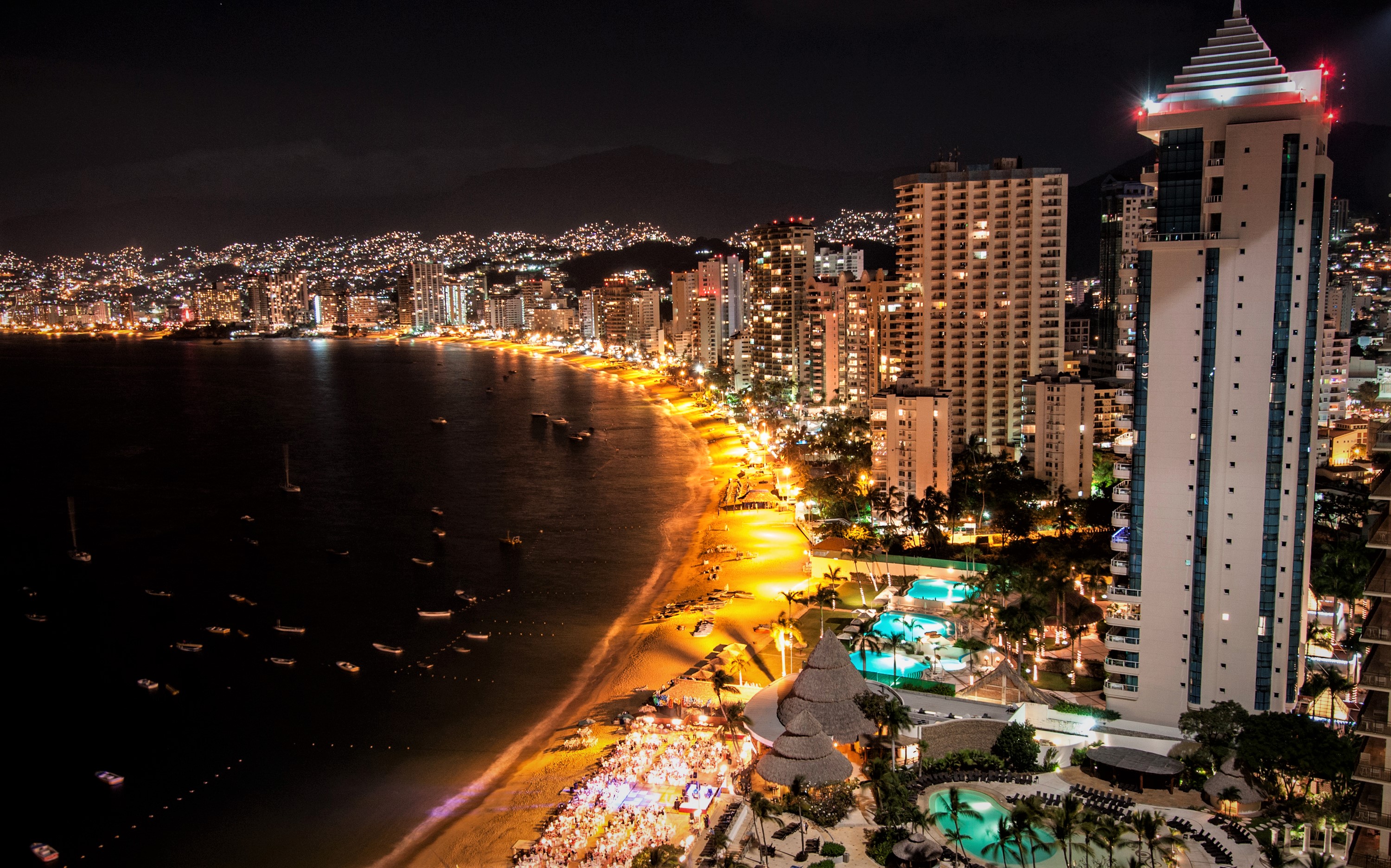 429584 descargar fondo de pantalla acapulco, méxico, hecho por el hombre, playa, edificio, ciudad, costa, noche, ciudades: protectores de pantalla e imágenes gratis