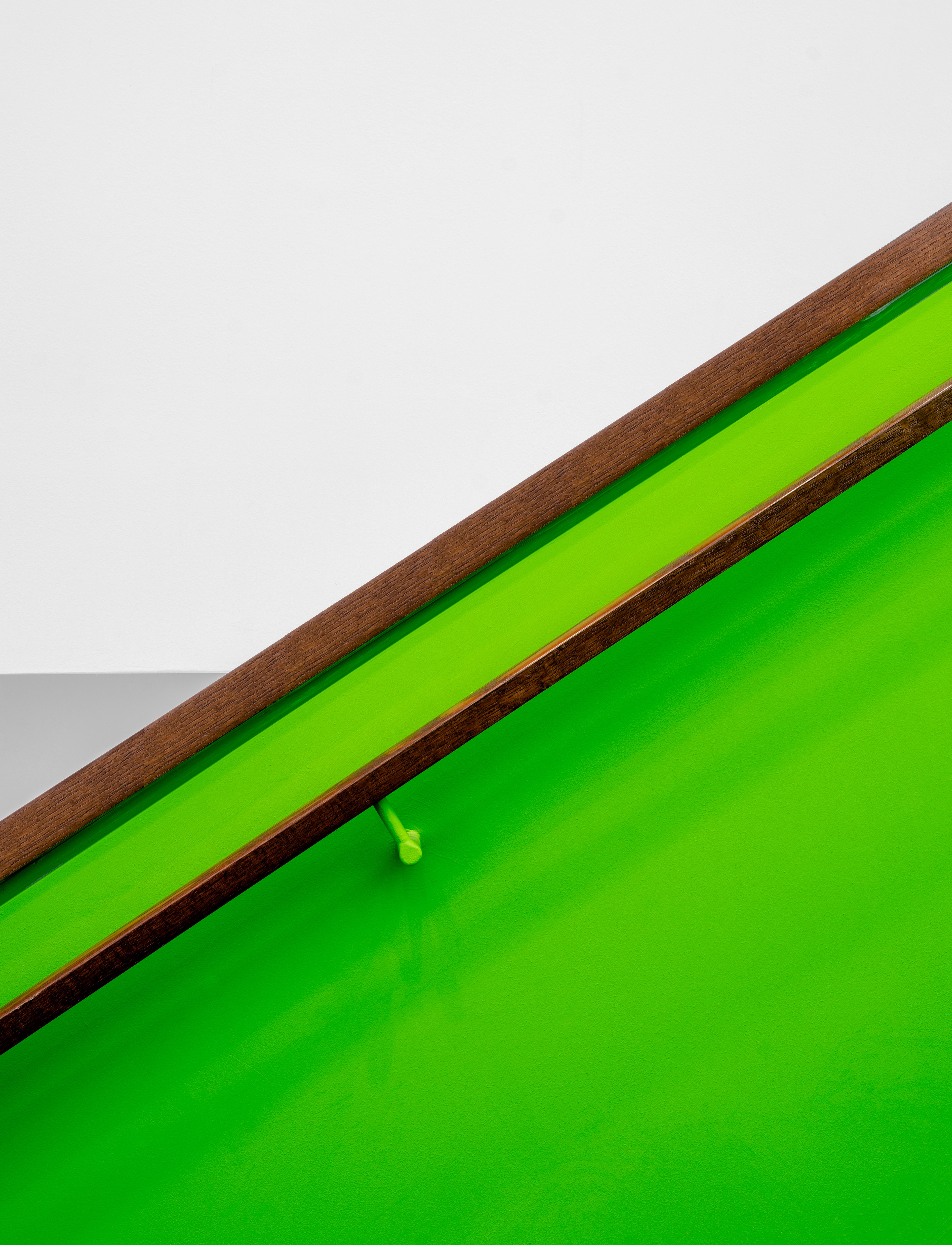 116358 descargar fondo de pantalla interior, verde, minimalismo, pared, simetría, barandilla, pretil: protectores de pantalla e imágenes gratis