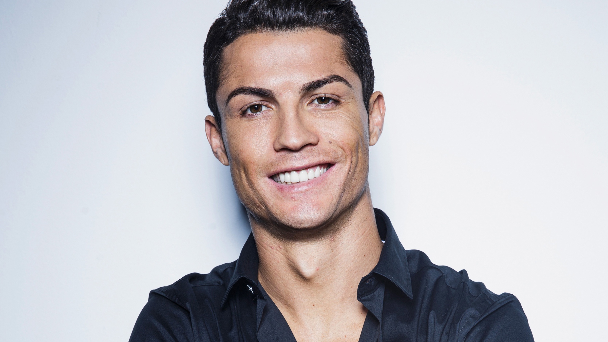 Baixar papel de parede para celular de Esportes, Futebol, Cristiano Ronaldo, Sorriso, Português gratuito.