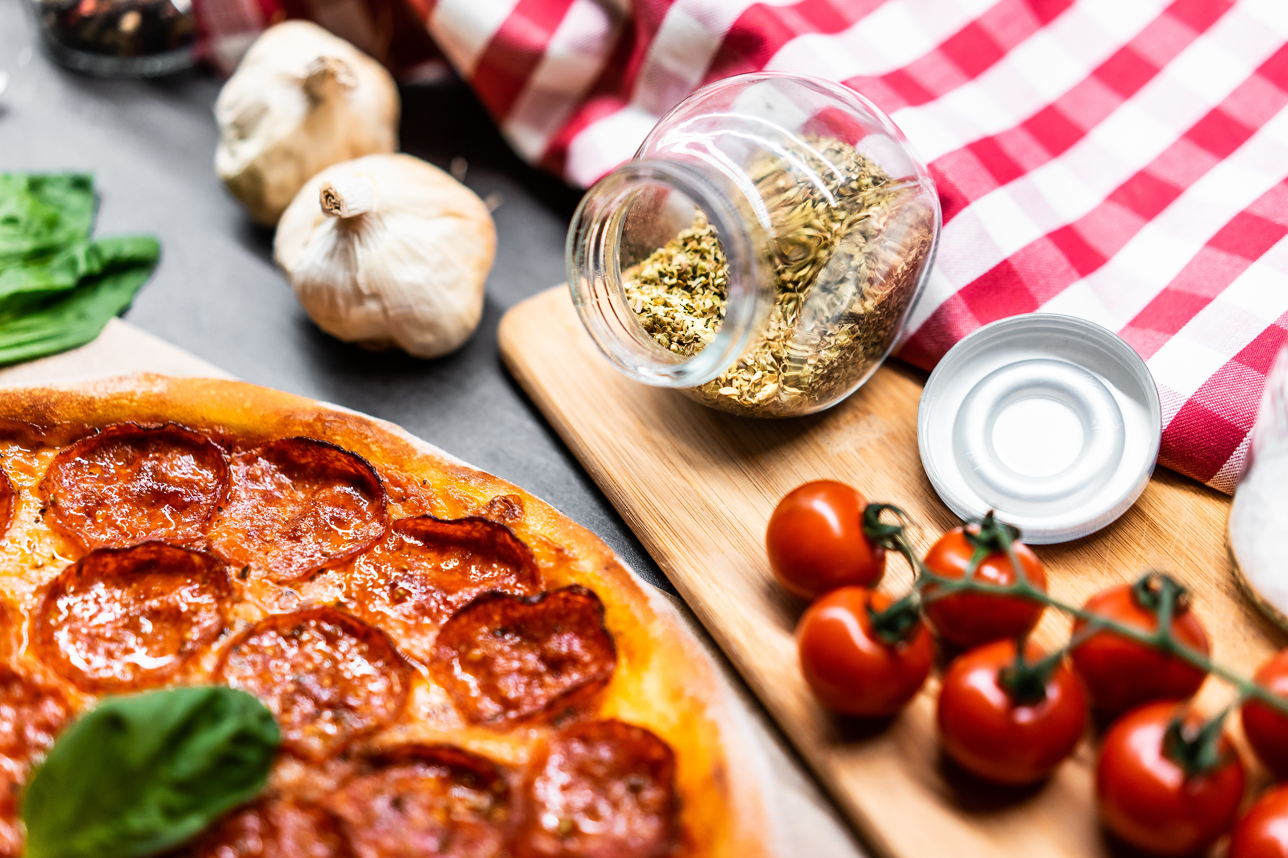 Laden Sie das Pizza, Tomate, Nahrungsmittel, Stillleben-Bild kostenlos auf Ihren PC-Desktop herunter
