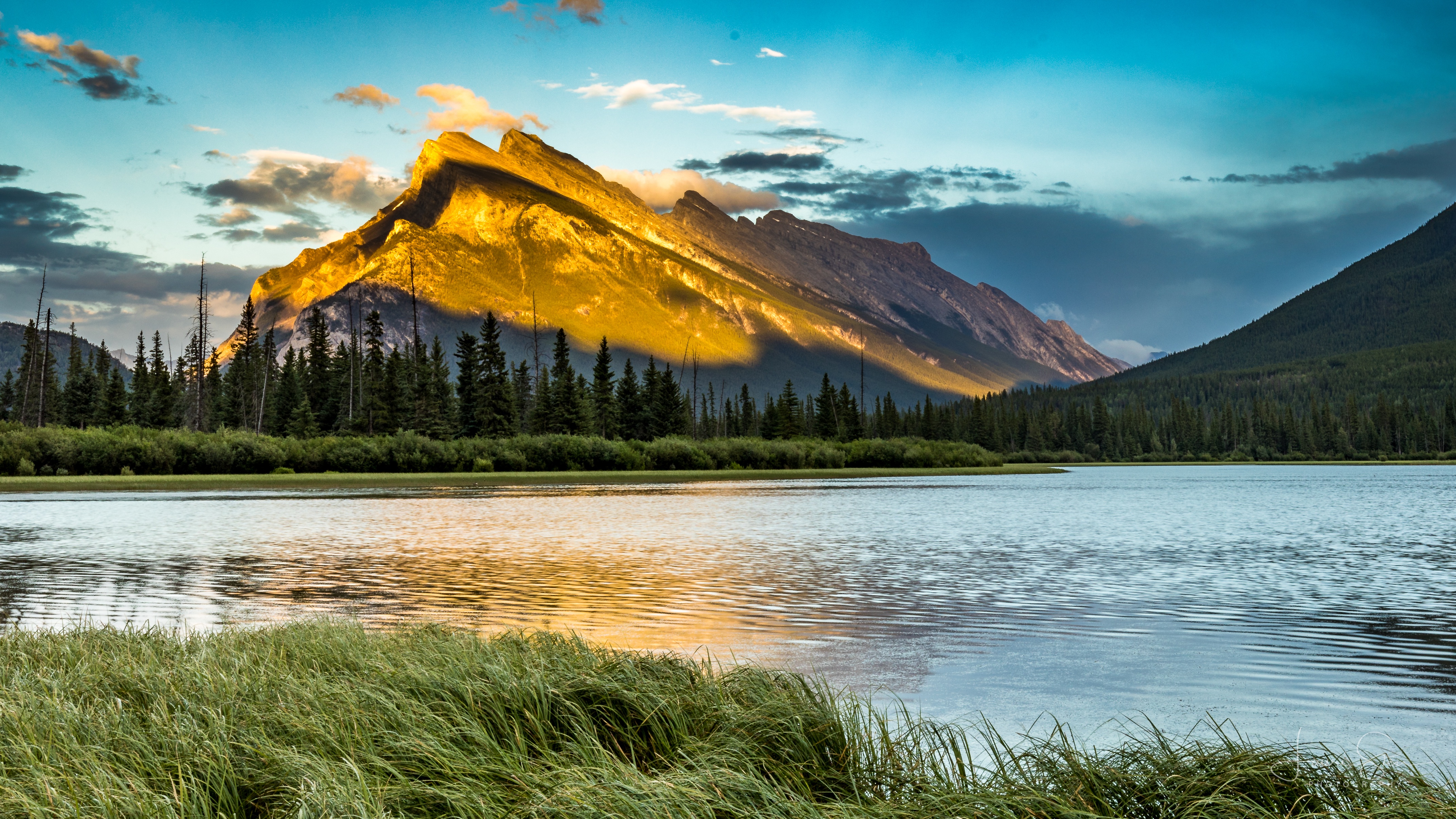 Handy-Wallpaper Landschaft, Natur, Fluss, Gebirge, Nationalpark, Gras, Banff Nationalpark, Erde/natur kostenlos herunterladen.