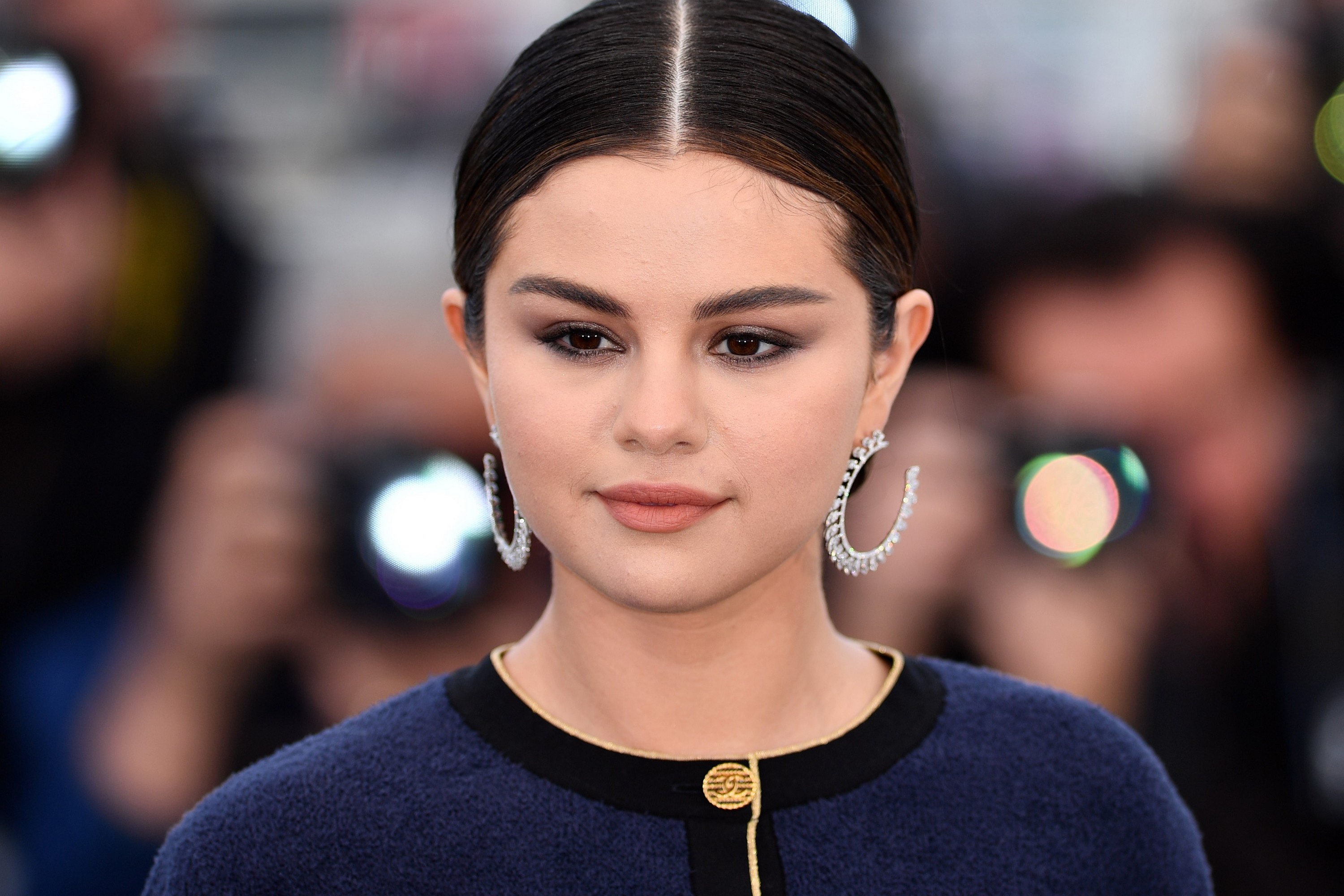 Handy-Wallpaper Musik, Selena Gomez, Sänger, Gesicht, Ohrringe, Amerikanisch, Braune Augen kostenlos herunterladen.