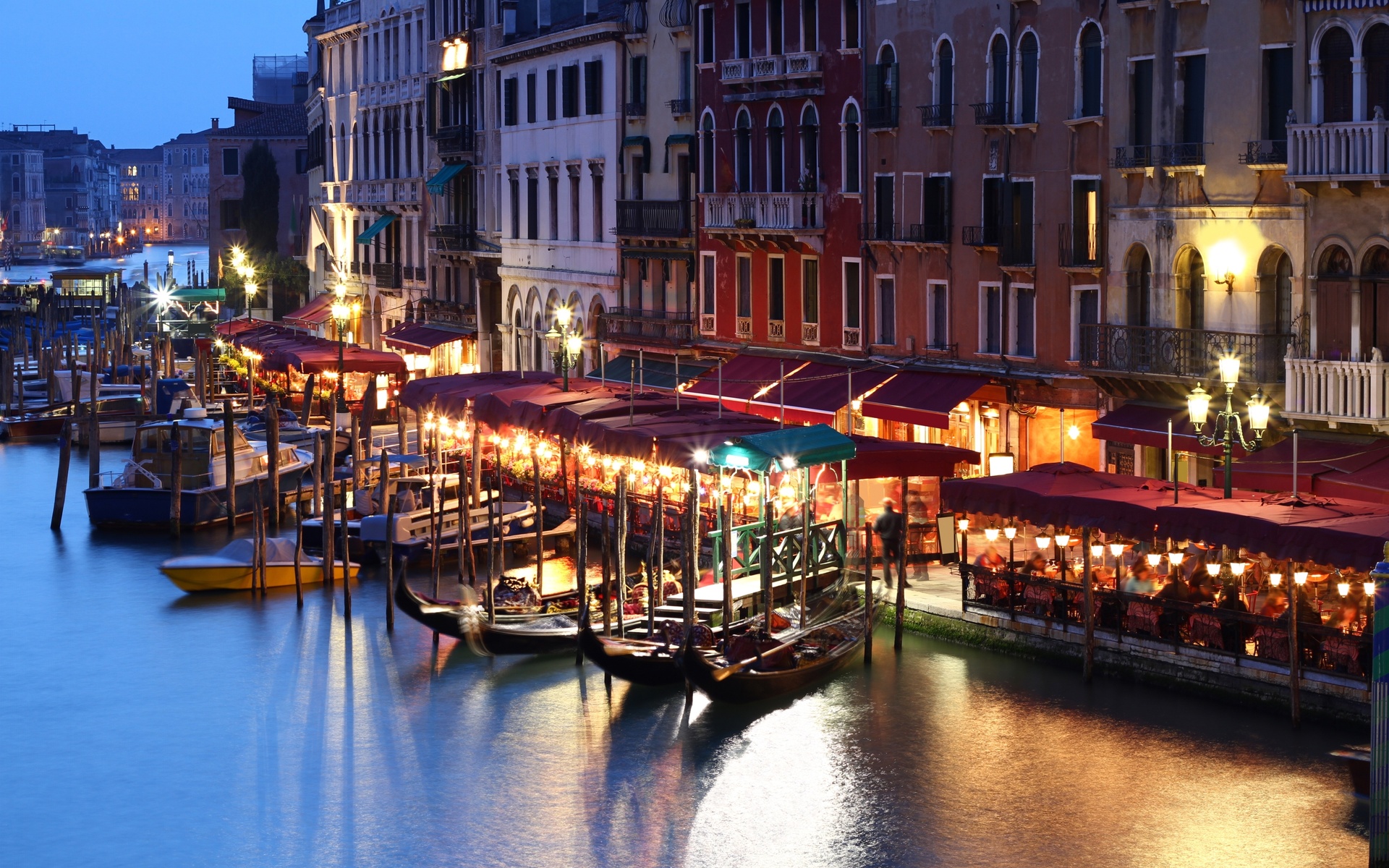 261828壁紙のダウンロードマンメイド, ヴェネツィア, 運河, 街, ゴンドラ, イタリア, 光, 夜, 都市-スクリーンセーバーと写真を無料で