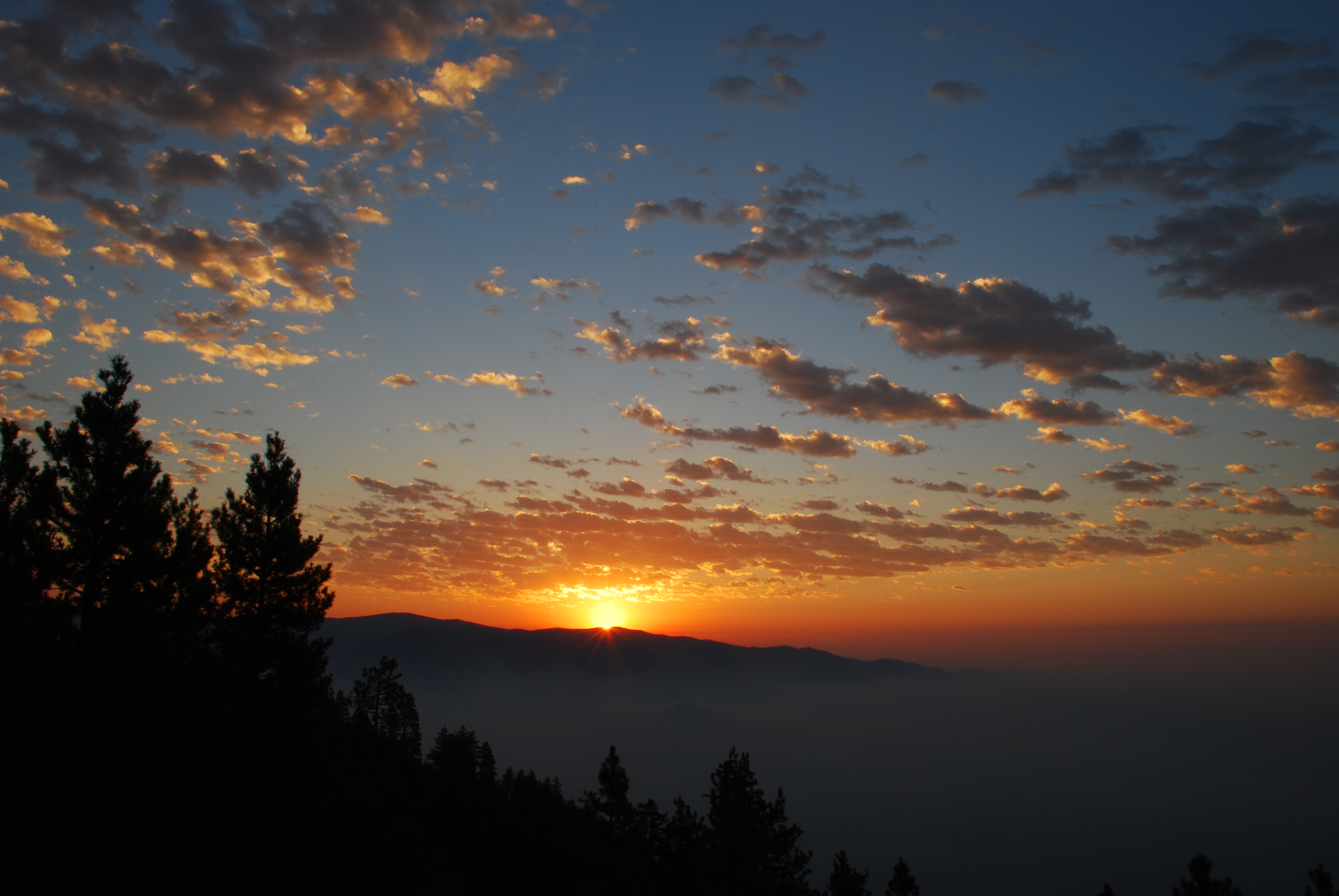 Descarga gratis la imagen Sol, Amanecer, Montañas, Nubes, Naturaleza en el escritorio de tu PC