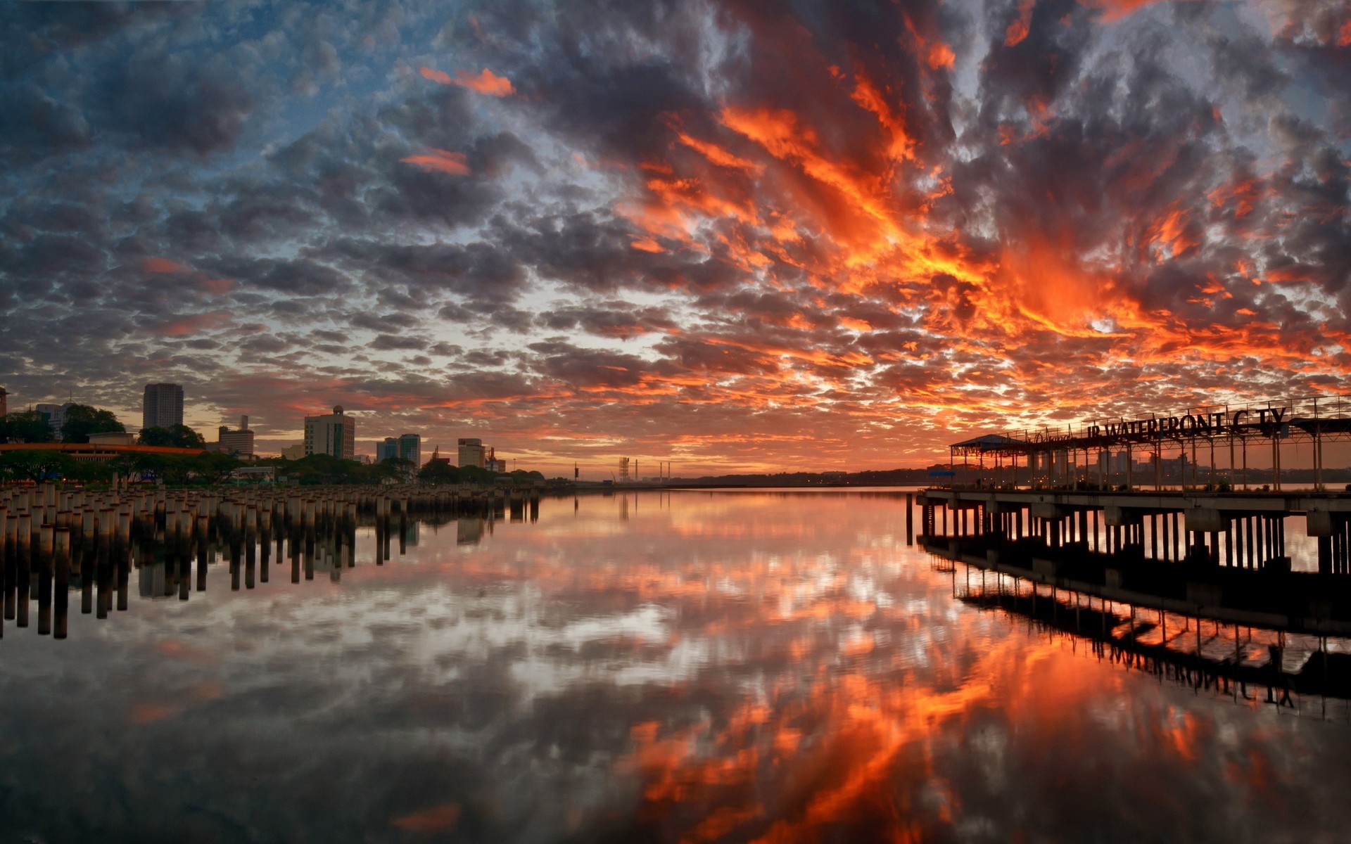 Descarga gratuita de fondo de pantalla para móvil de Ciudad, Reflexión, Muelle, Fotografía, Atardecer.