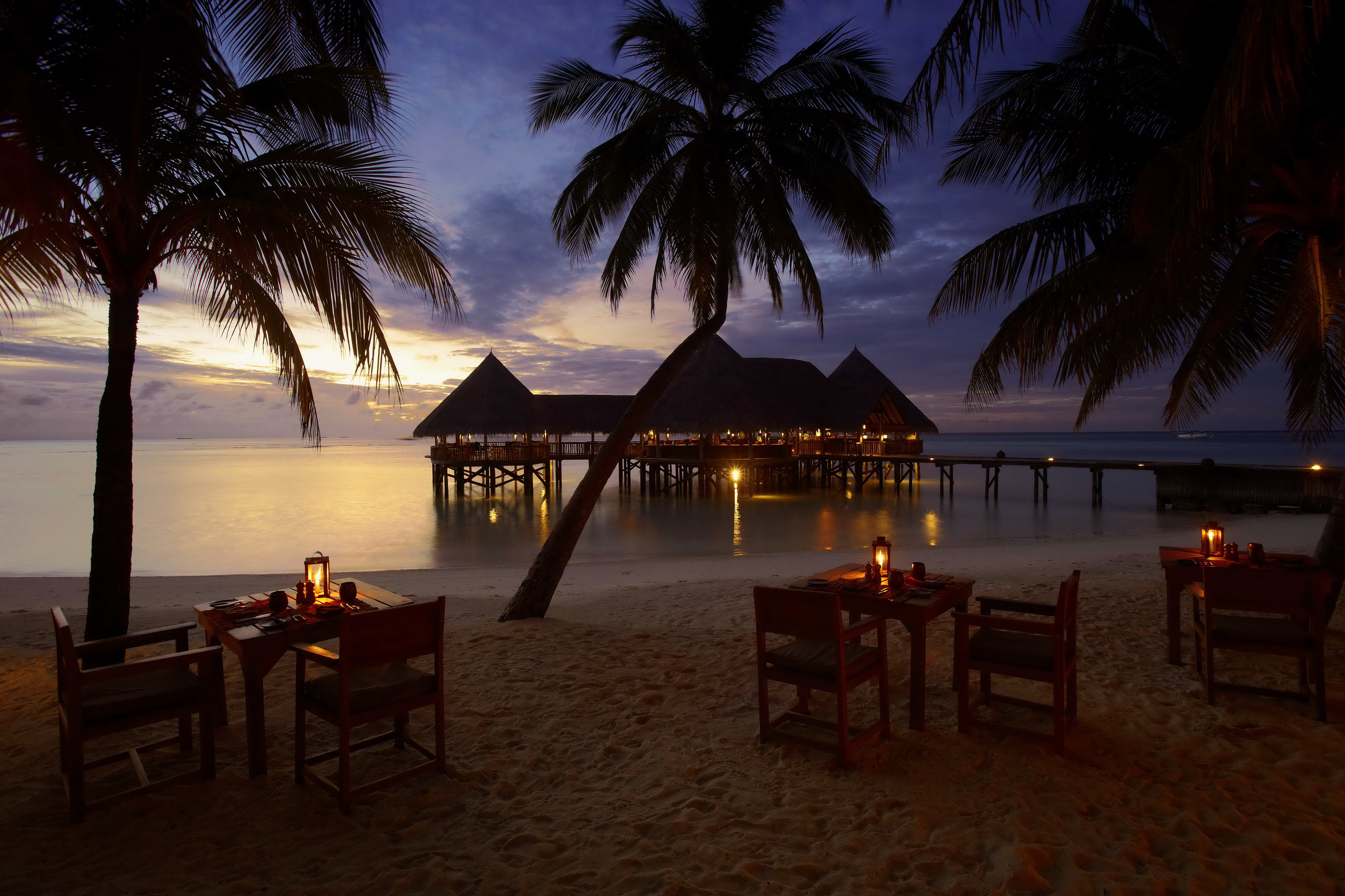 841123 télécharger le fond d'écran maldives, photographie, vacances, plage, bungalow, chaise, soirée, horizon, palmier, table - économiseurs d'écran et images gratuitement