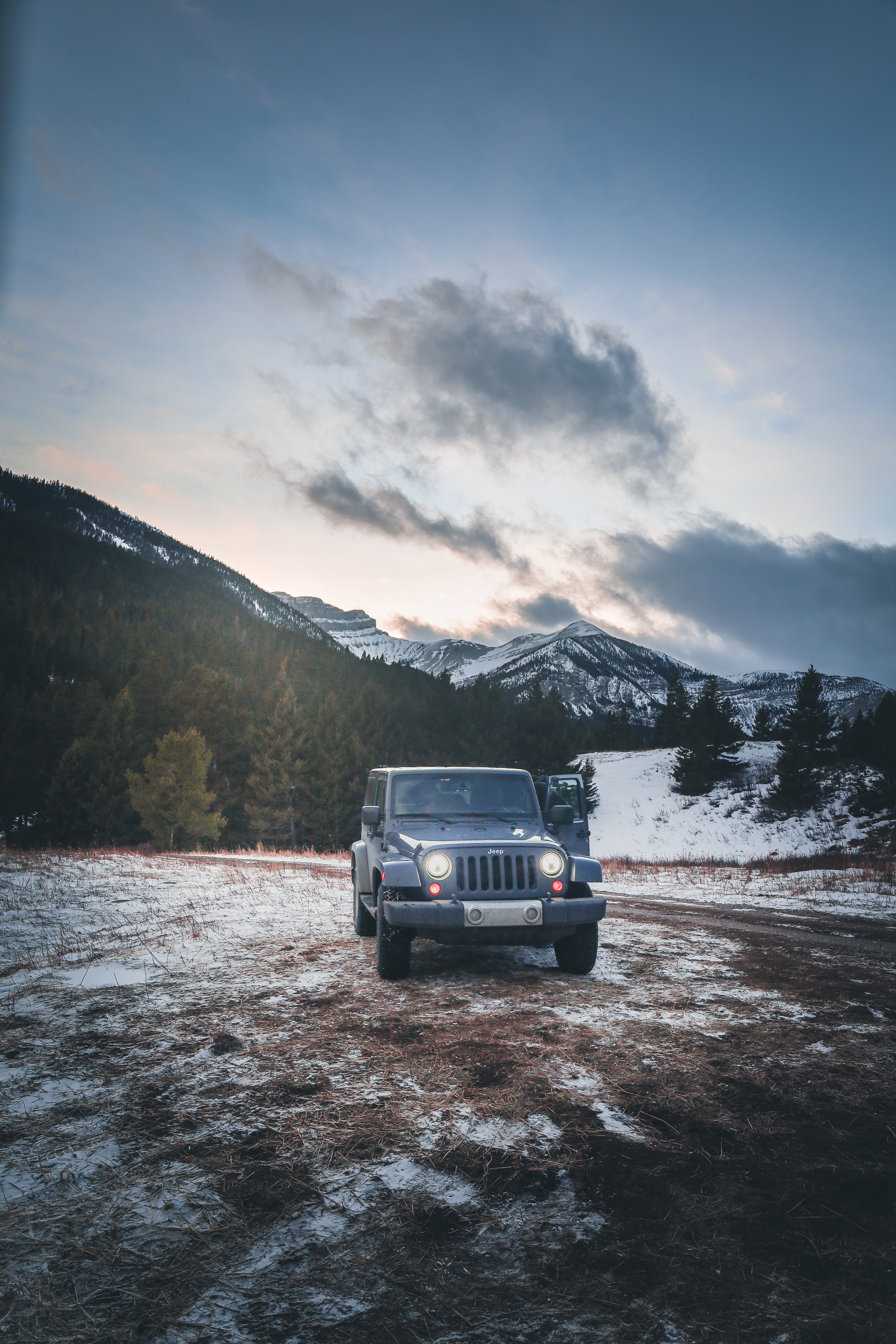 83722 завантажити шпалери jeep, зима, гори, сніг, тачки, сірий, автомобіль, позашляховик, джип - заставки і картинки безкоштовно