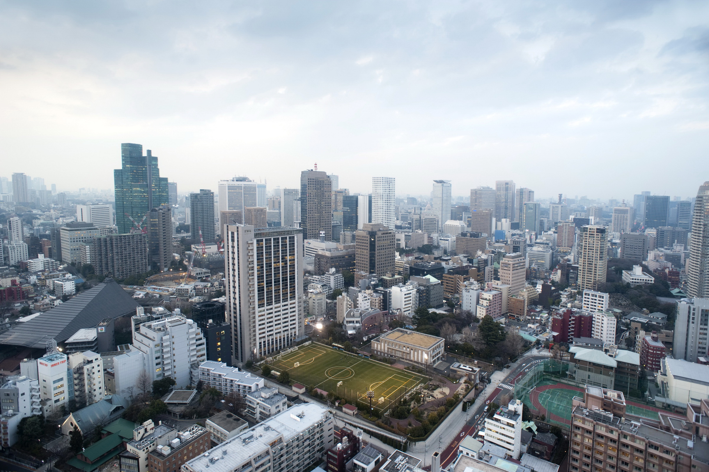 Скачати мобільні шпалери Токіо, Японія, Архітектура, Міський Пейзаж, Хмарочос, Будівля, Міста, Створено Людиною безкоштовно.