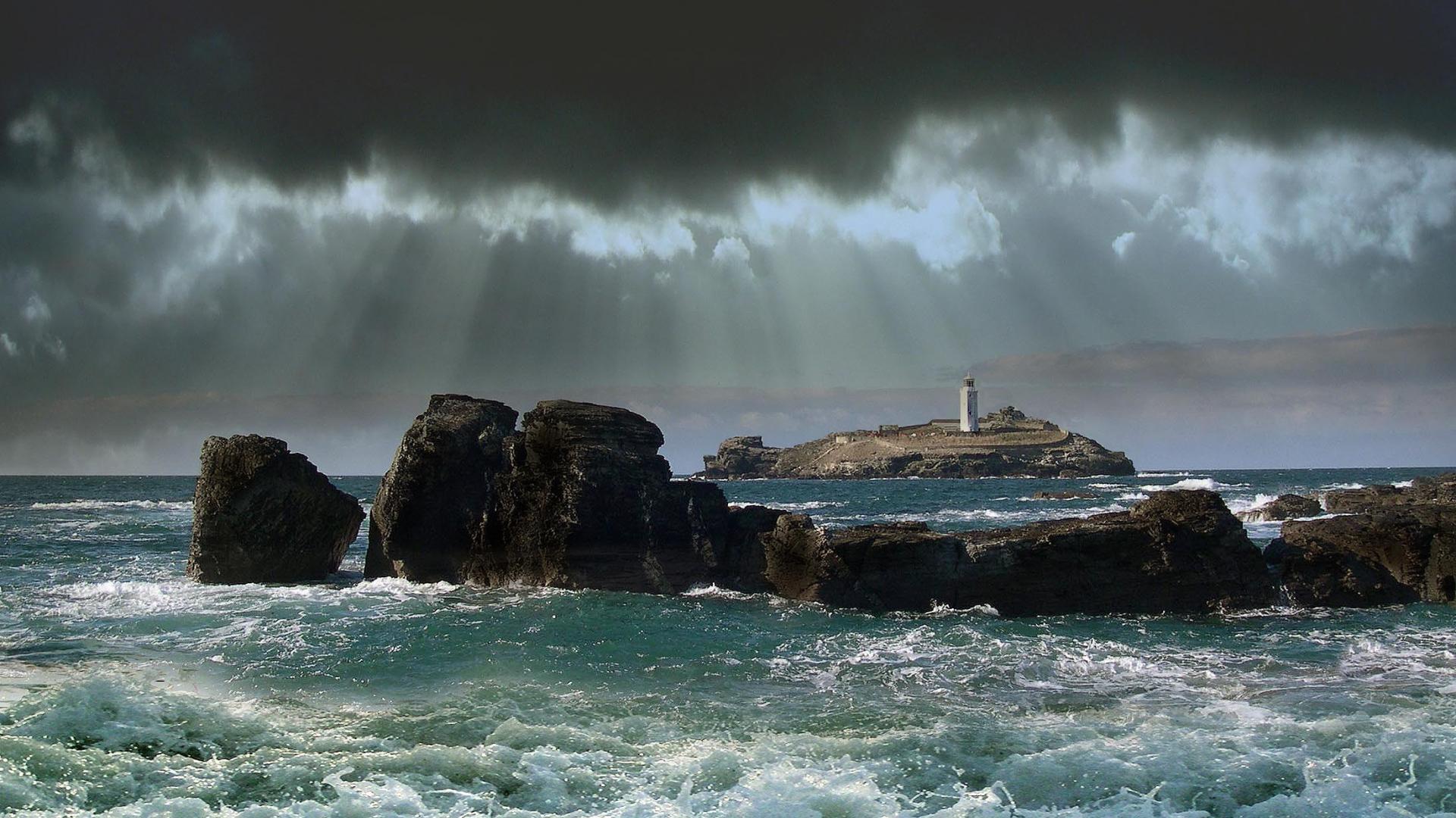 Handy-Wallpaper Ozean, Leuchtturm, Sonnenlicht, Sturm, Wolke, Welle, Meer, Menschengemacht kostenlos herunterladen.