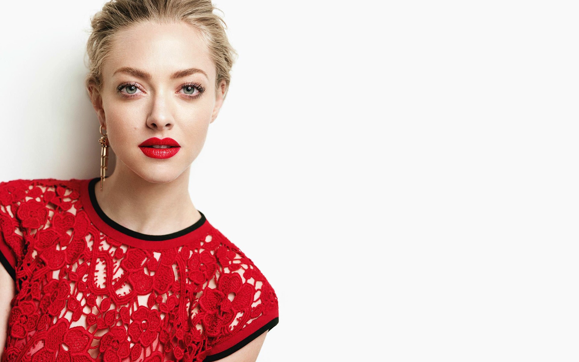 Download mobile wallpaper Blonde, Celebrity, Actress, Lipstick, Red Dress, Amanda Seyfried for free.