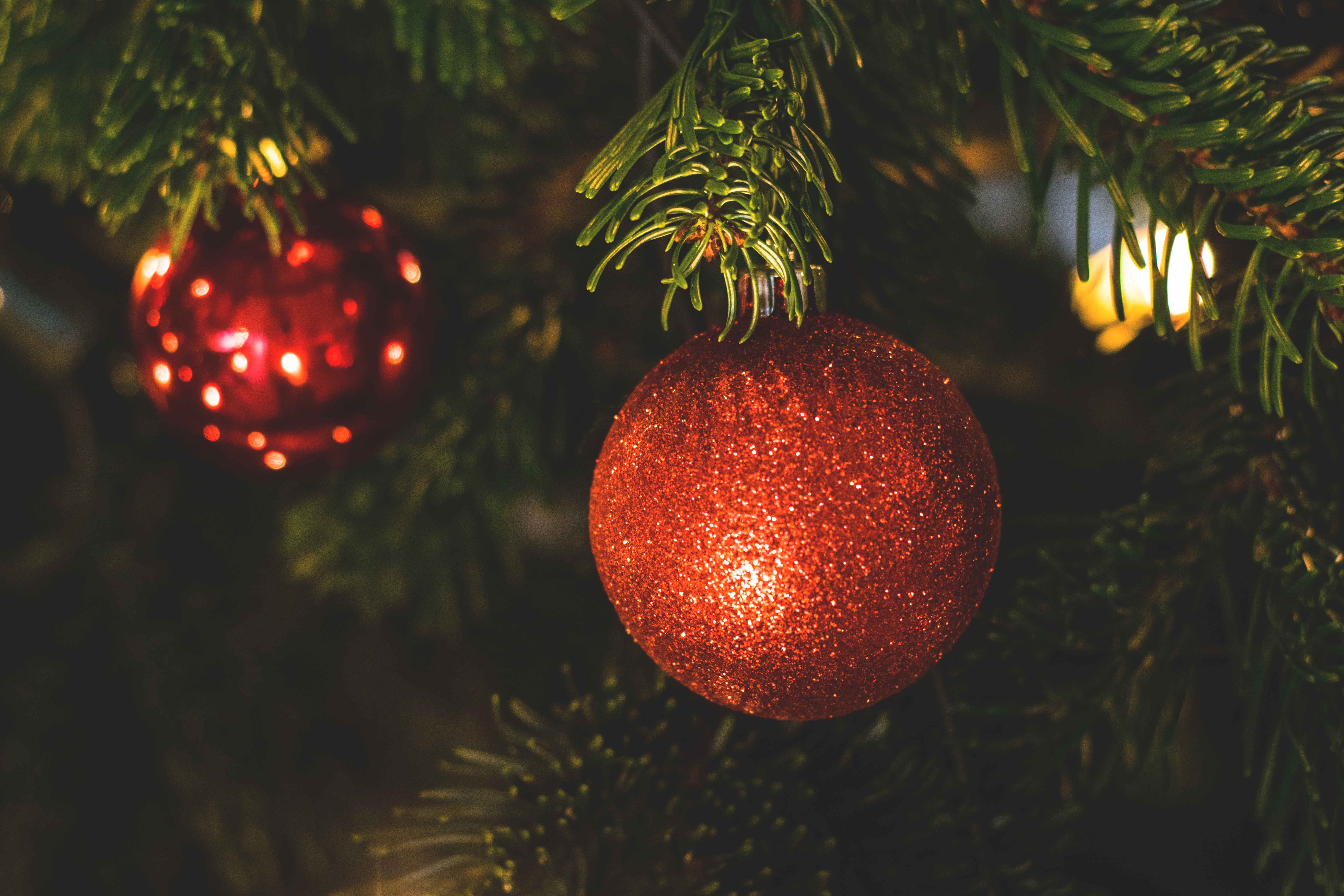 152764 descargar fondo de pantalla vacaciones, año nuevo, navidad, rojo, bola, pelota, árbol de navidad, oropel, lentejuelas, decoración navideña, decoración de año nuevo: protectores de pantalla e imágenes gratis