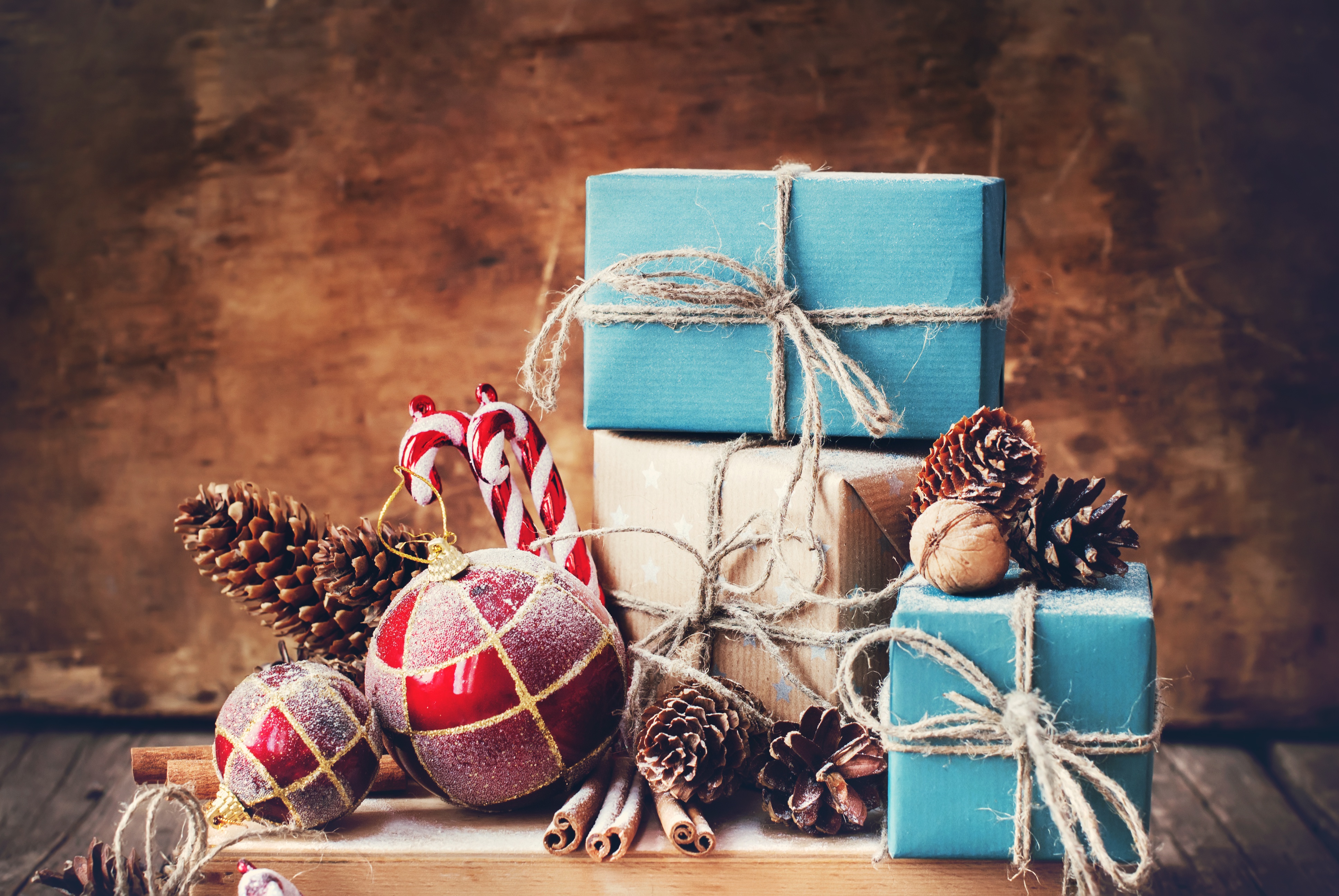 Laden Sie das Feiertage, Weihnachten, Geschenk, Tannenzapfen, Flitter-Bild kostenlos auf Ihren PC-Desktop herunter