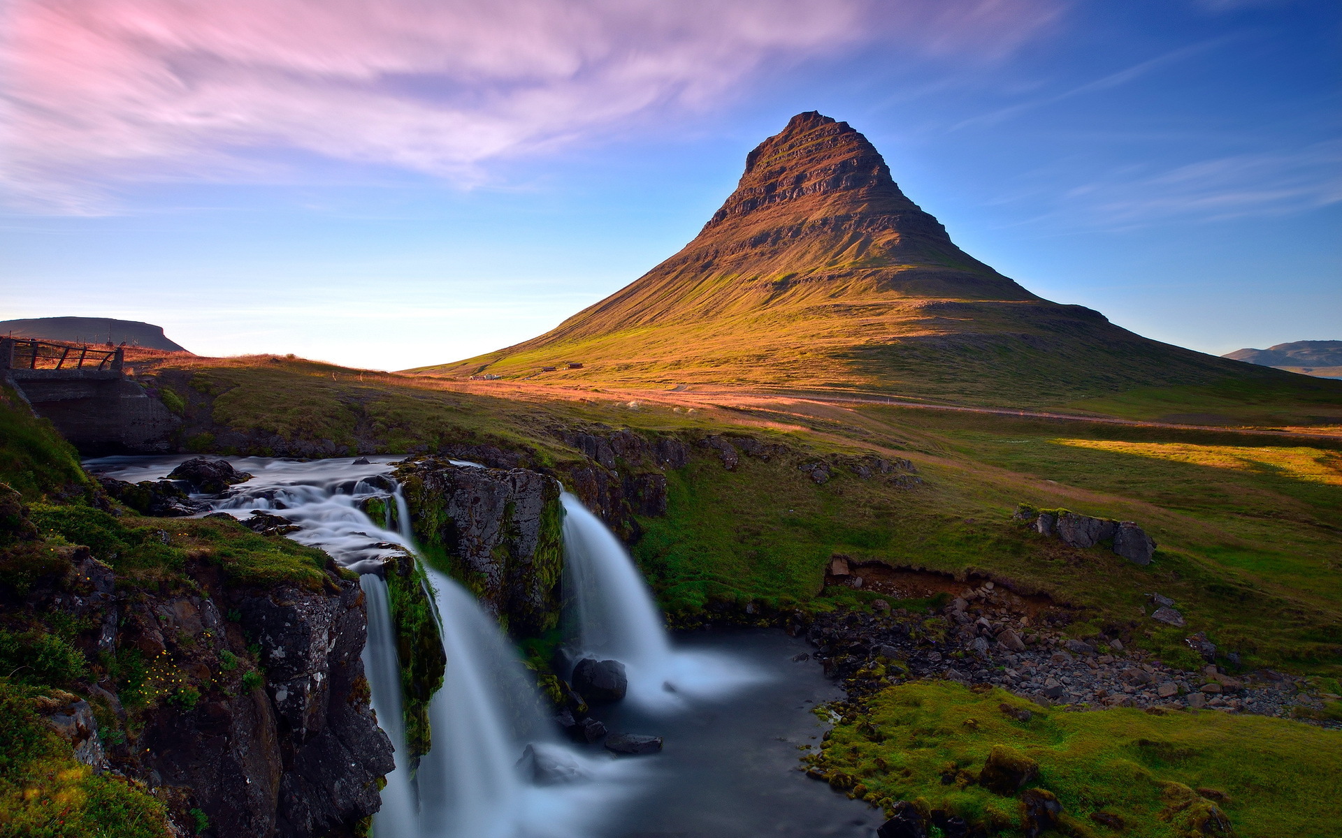 Скачати мобільні шпалери Гора, Водоспад, Земля, Ісландія, Кіркюфосс, Кірк'юфелл безкоштовно.