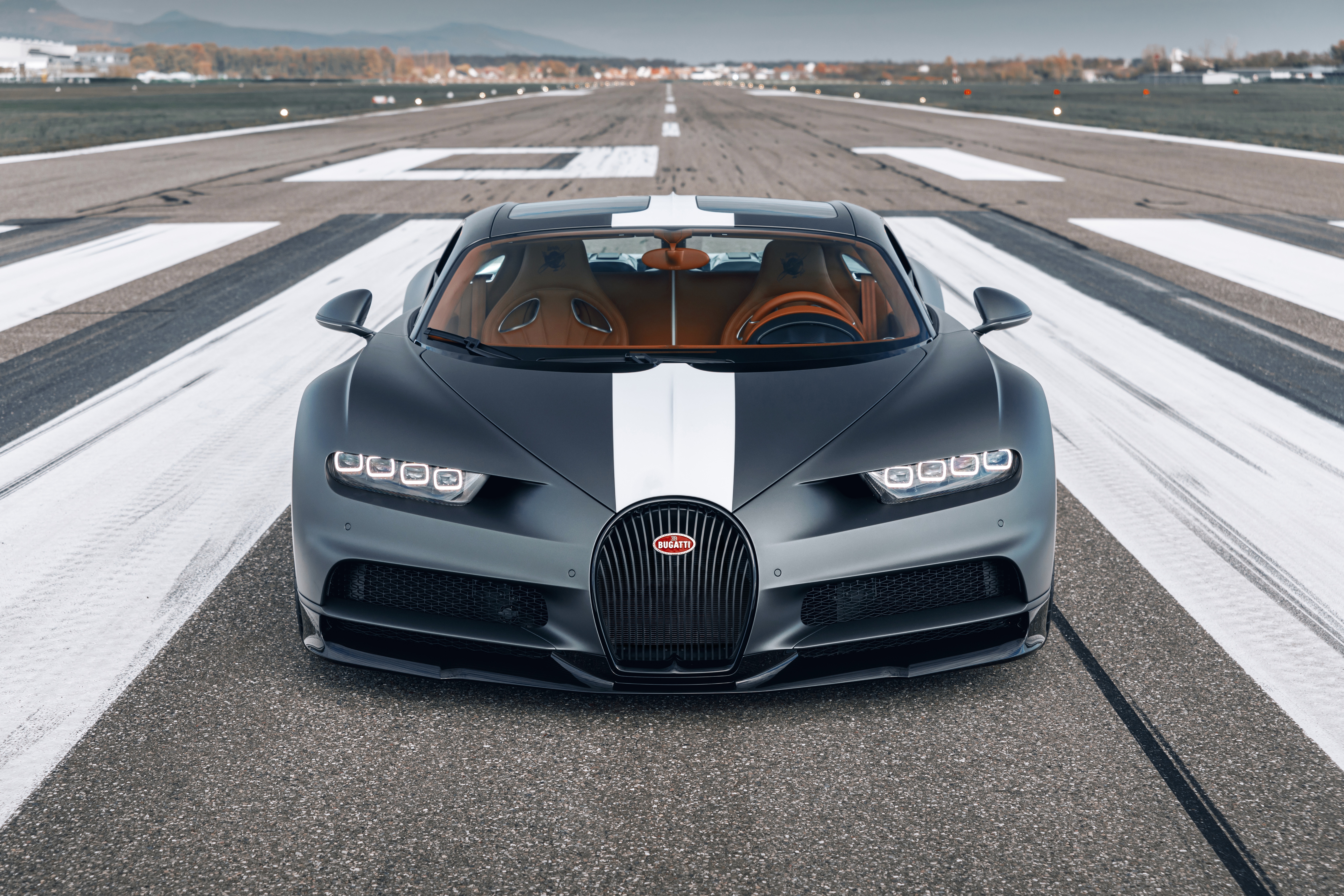 Handy-Wallpaper Bugatti, Autos, Supersportwagen, Bugatti Chiron, Fahrzeuge, Silbernes Auto kostenlos herunterladen.