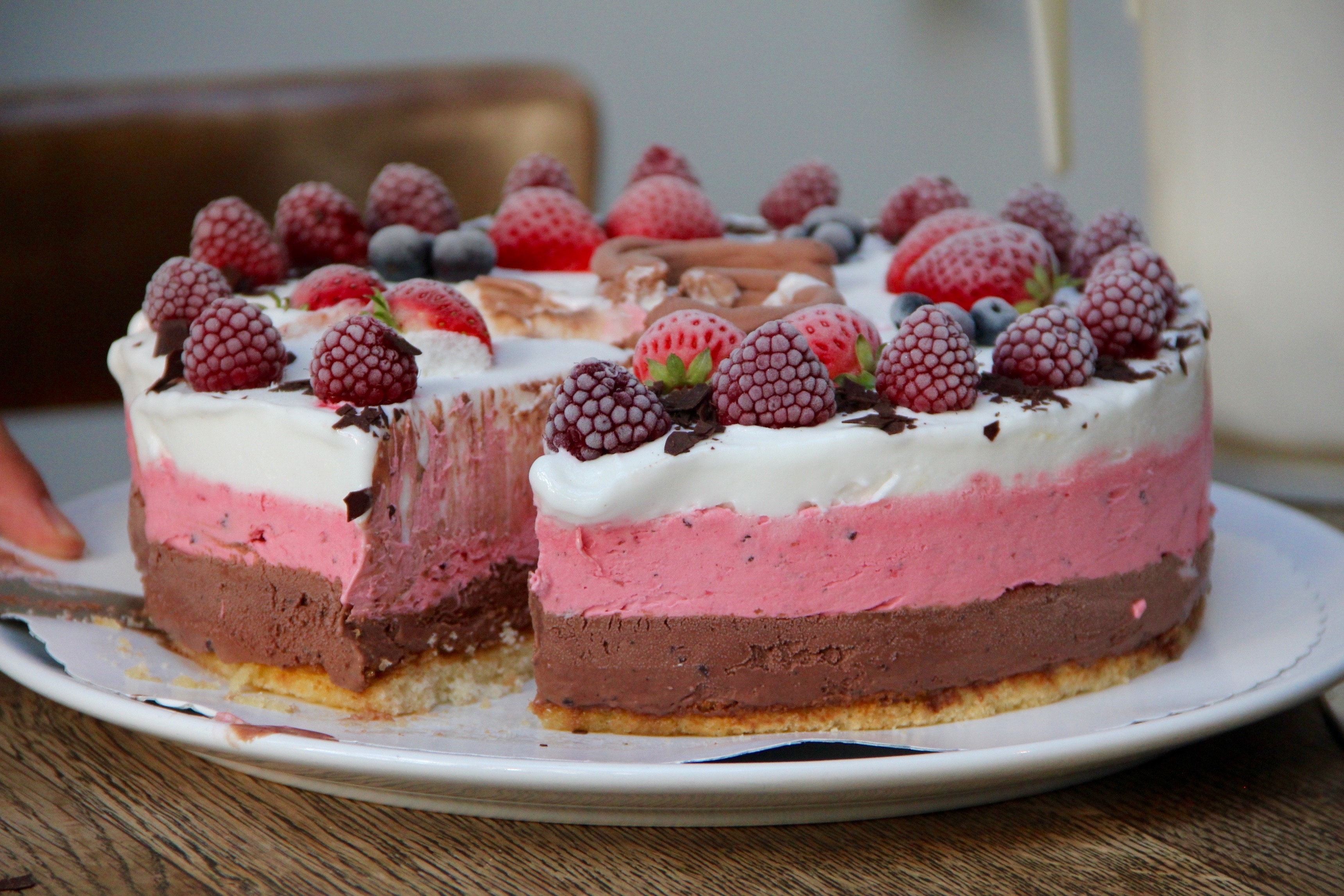 Download mobile wallpaper Food, Strawberry, Dessert, Raspberry, Cake for free.