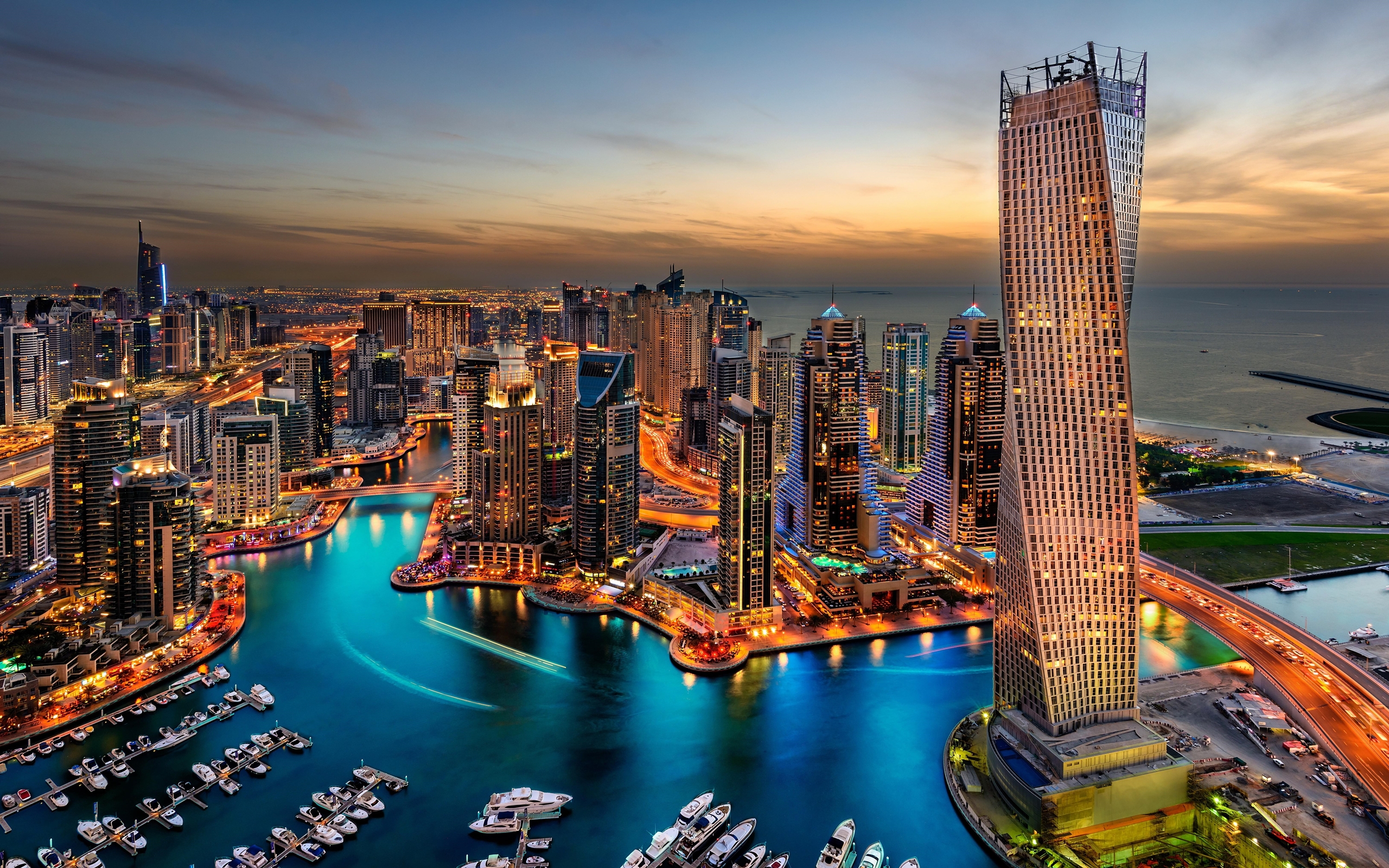 Handy-Wallpaper Stadt, Gebäude, Licht, Dubai, Abend, Boot, Stadtbild, Die Architektur, Menschengemacht kostenlos herunterladen.