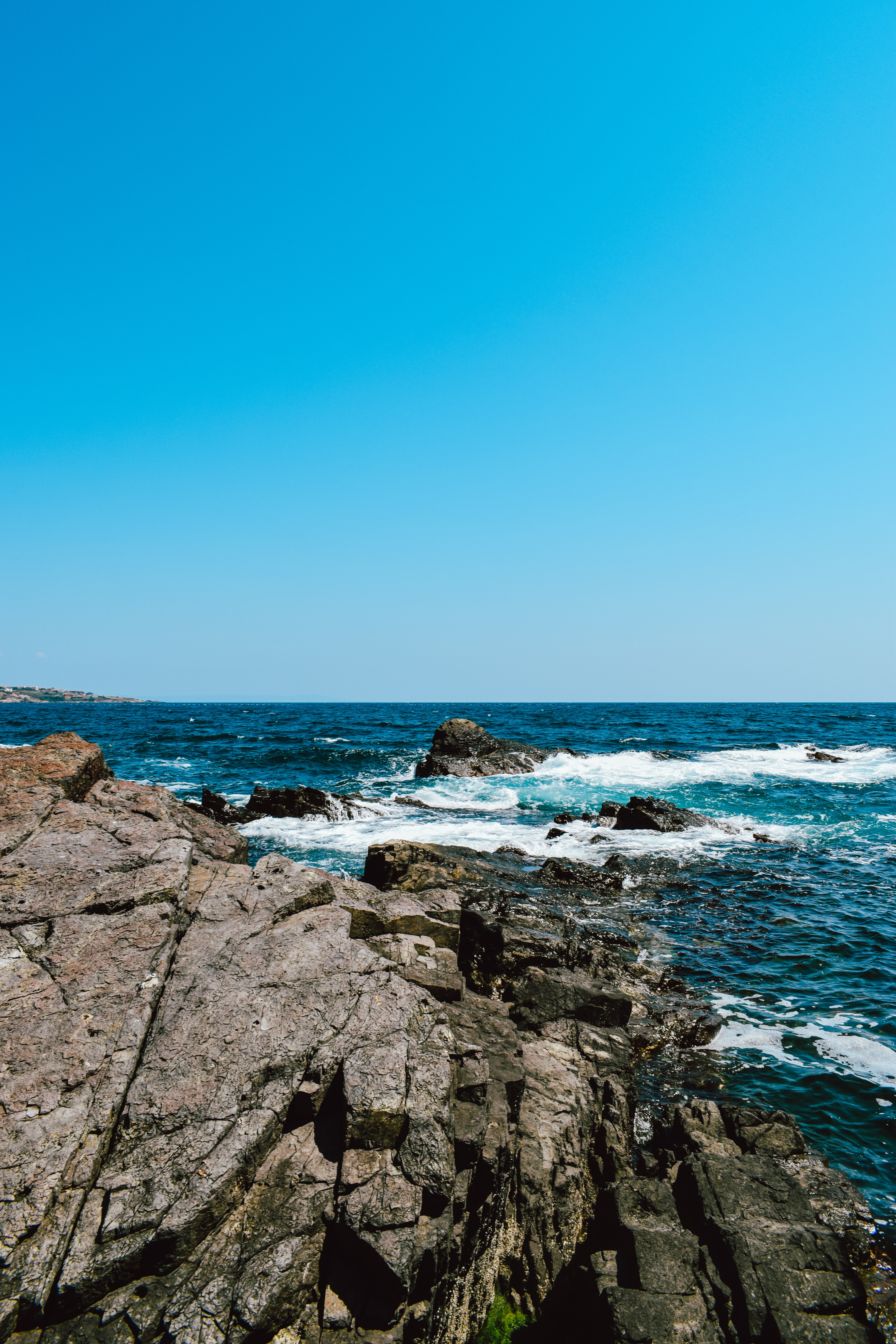 119704 descargar imagen naturaleza, stones, mar, ondas, las rocas, rocas, costa, ondulado: fondos de pantalla y protectores de pantalla gratis