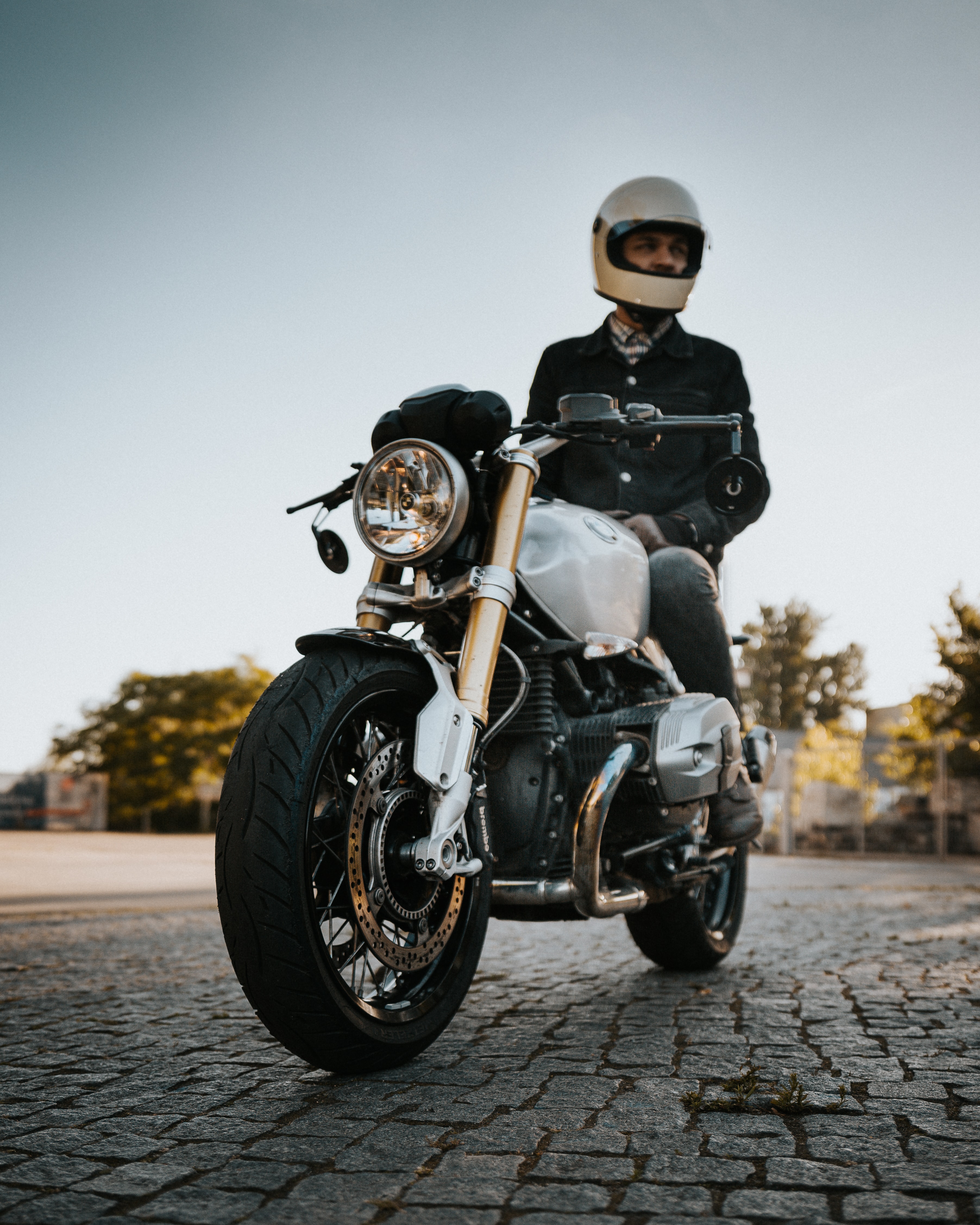 61234 descargar fondo de pantalla motocicletas, casco, motociclista, vista lateral, perfil, motocicleta: protectores de pantalla e imágenes gratis