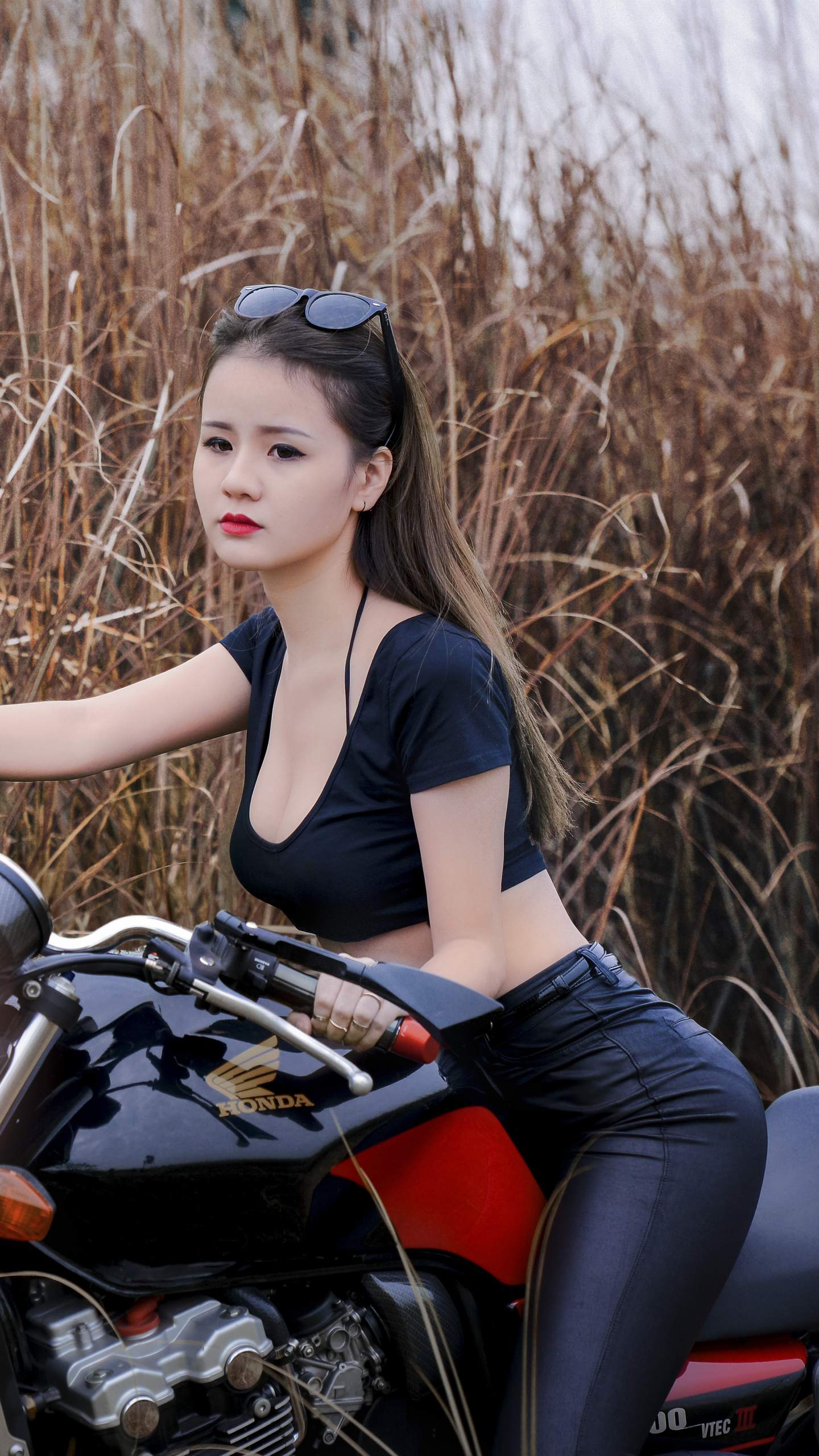Handy-Wallpaper Motorrad, Brünette, Modell, Frauen, Asiatisch, Asiatinnen, Lippenstift, Mädchen & Motorräder kostenlos herunterladen.