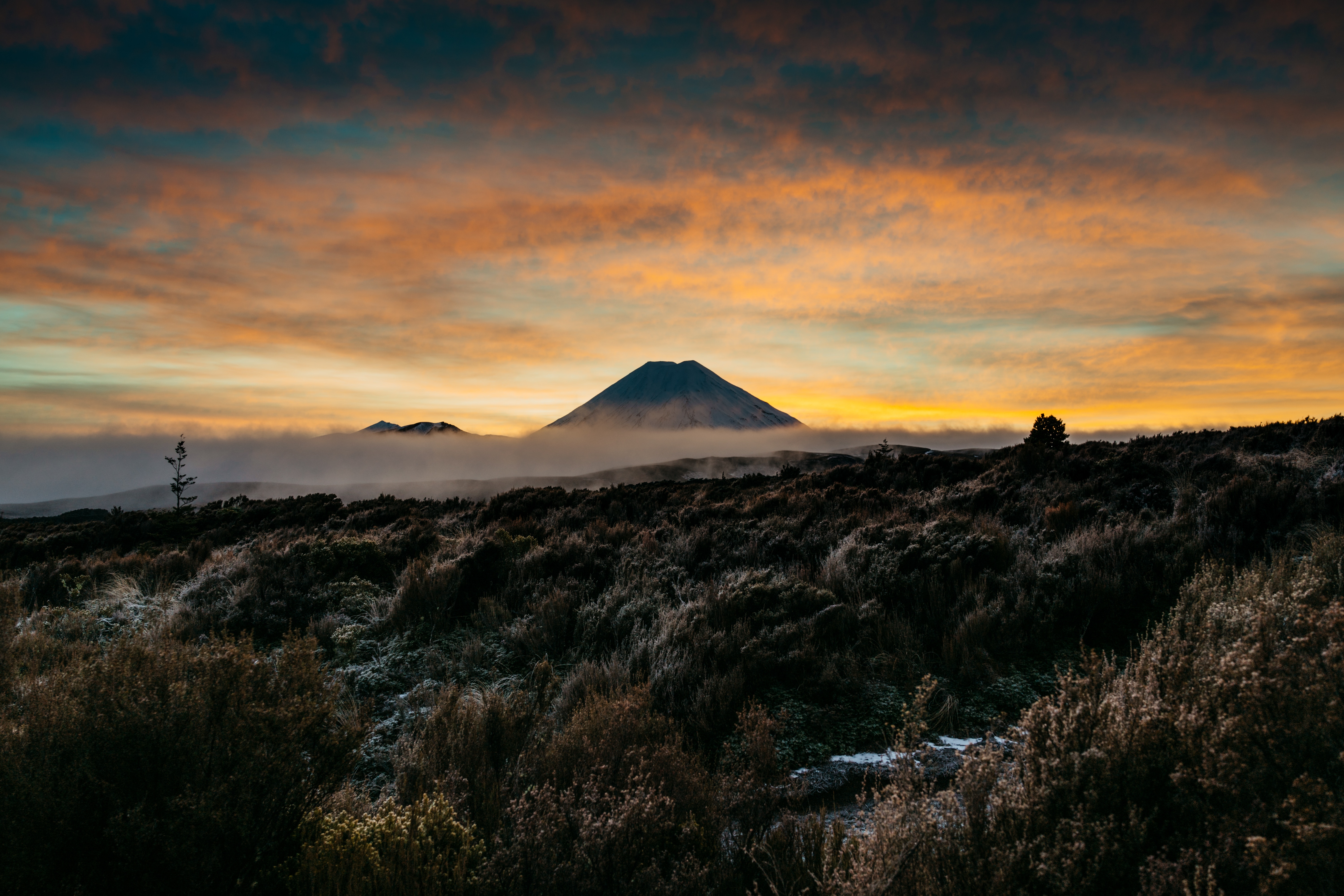 Téléchargez gratuitement l'image Montagne, Brouillard, Crépuscule, Nature, Volcan, Paysage sur le bureau de votre PC