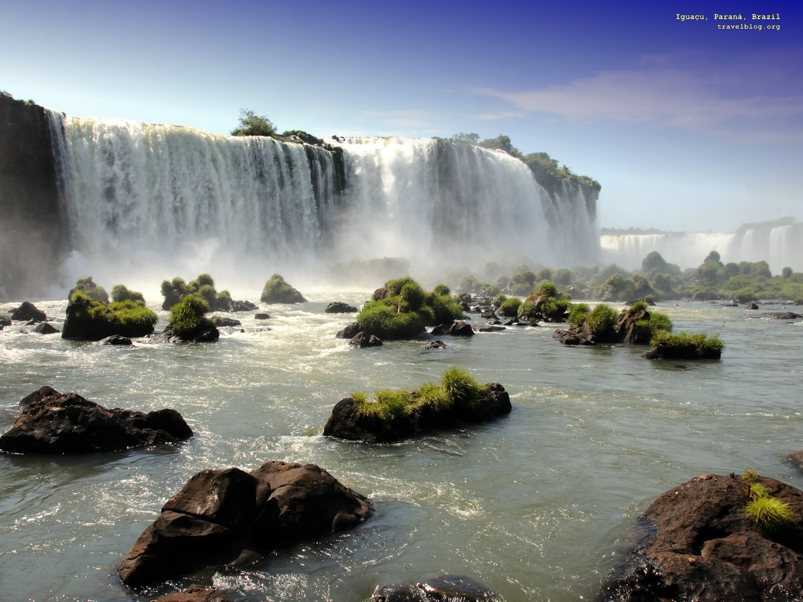 Скачать обои Водопады Игуасу на телефон бесплатно