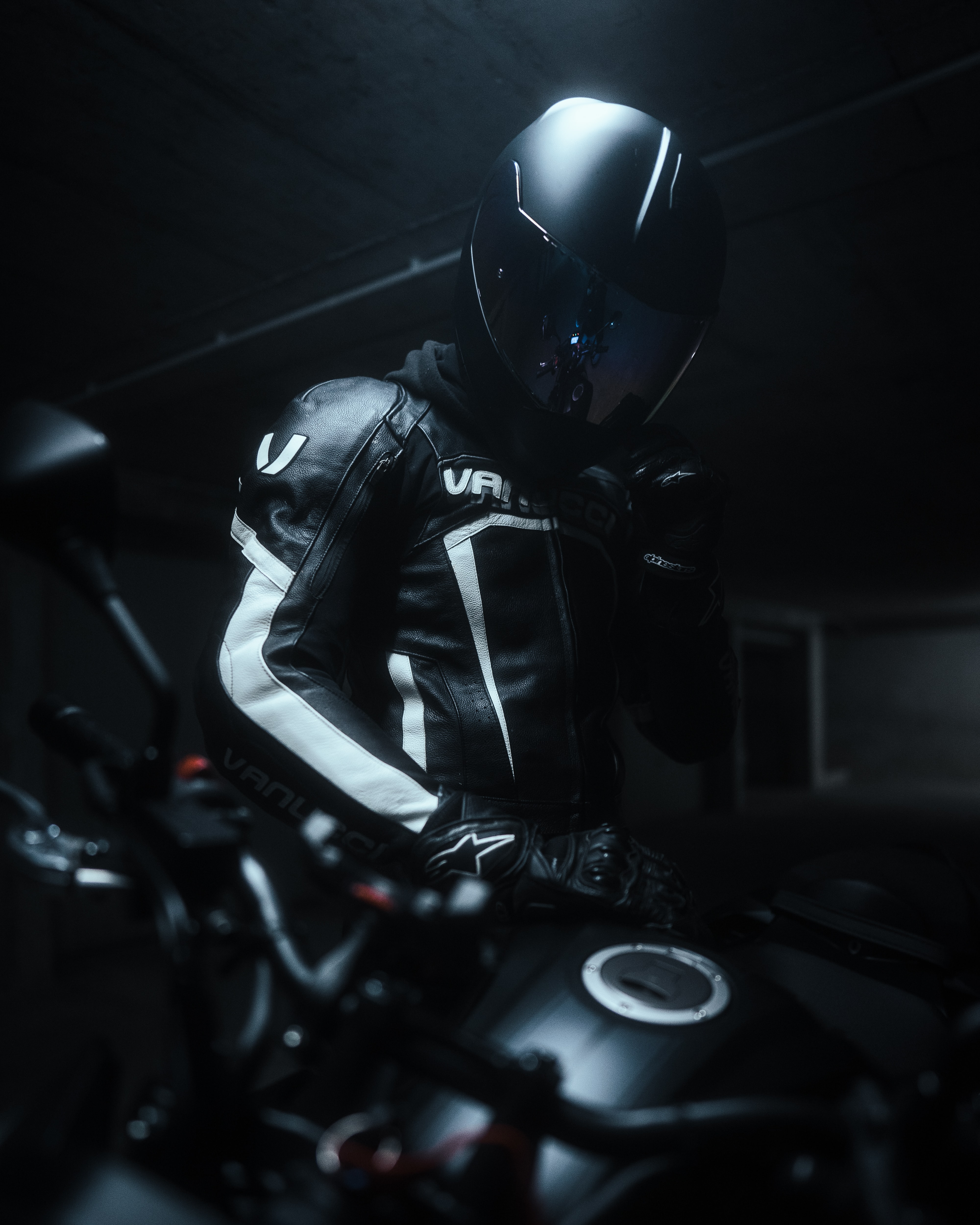 134415 descargar fondo de pantalla motocicletas, casco, negro, el negro, motociclista, motocicleta, ciclista: protectores de pantalla e imágenes gratis