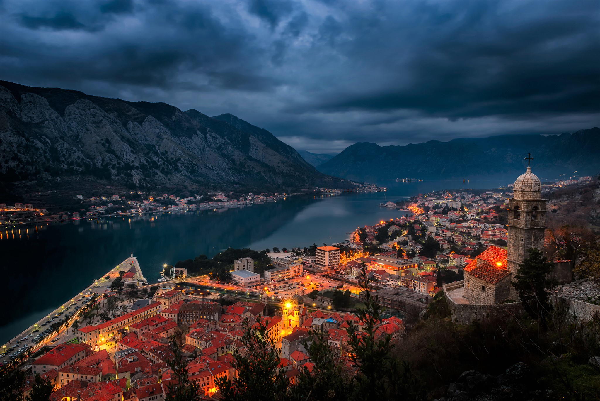 430165 скачать картинку черногория, сумерки, города, сделано человеком, городок, город, облака, озеро, свет, гора - обои и заставки бесплатно