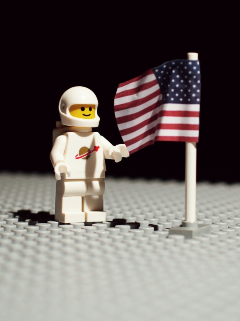 Скачать картинку Игрушка, Флаг, Фигурка, Космонавт, Астронавт, Продукты, Лего в телефон бесплатно.