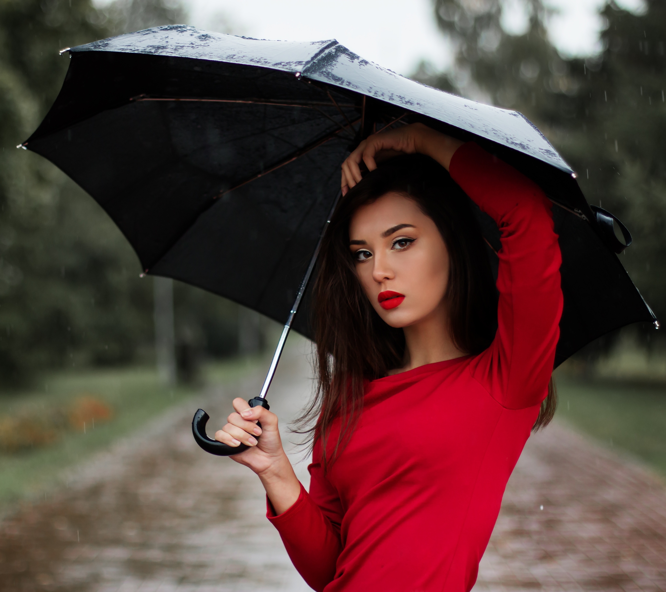 Free download wallpaper Rain, Umbrella, Brunette, Model, Women, Brown Eyes, Lipstick on your PC desktop