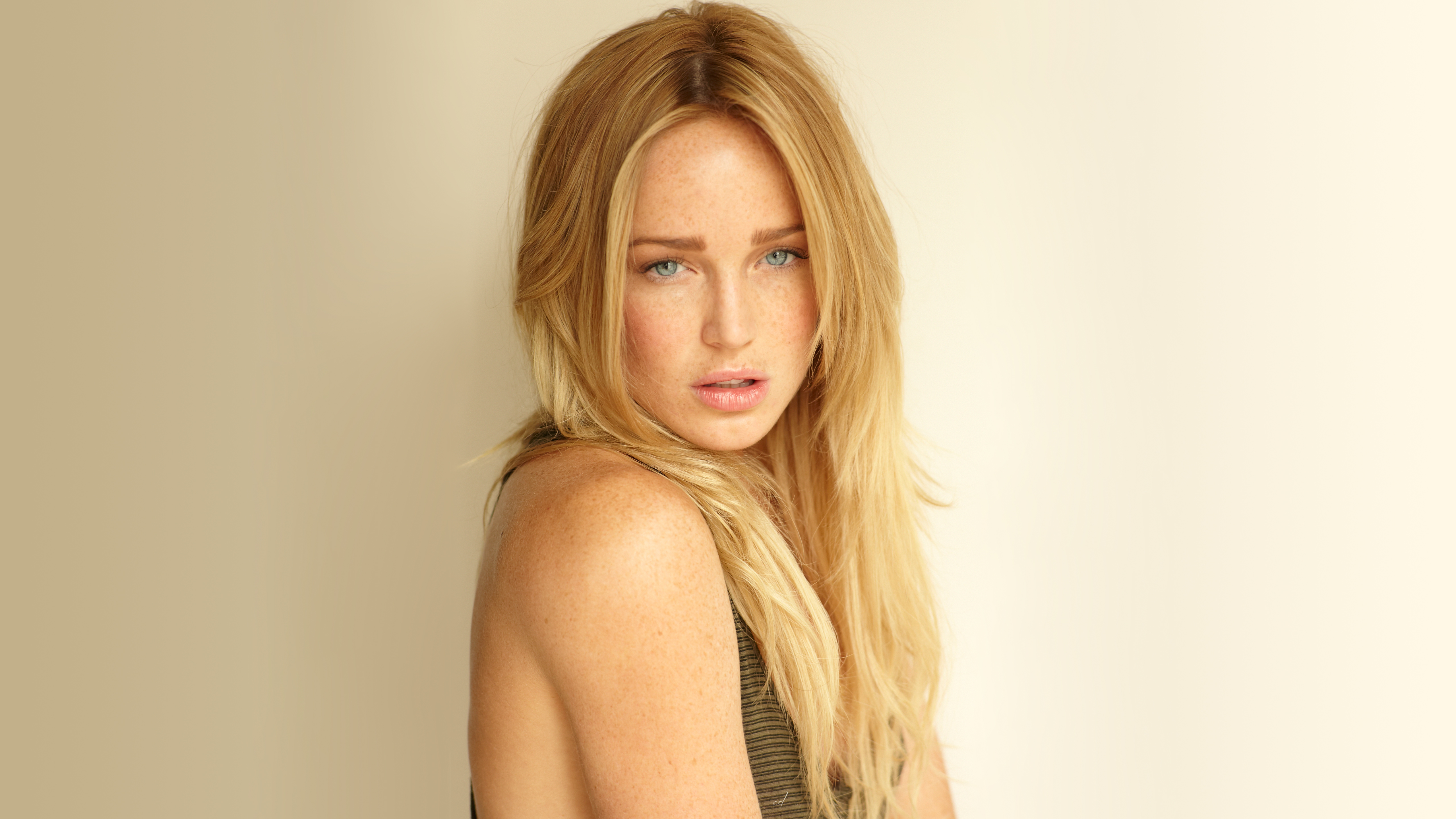 Download mobile wallpaper Celebrity, Caity Lotz for free.