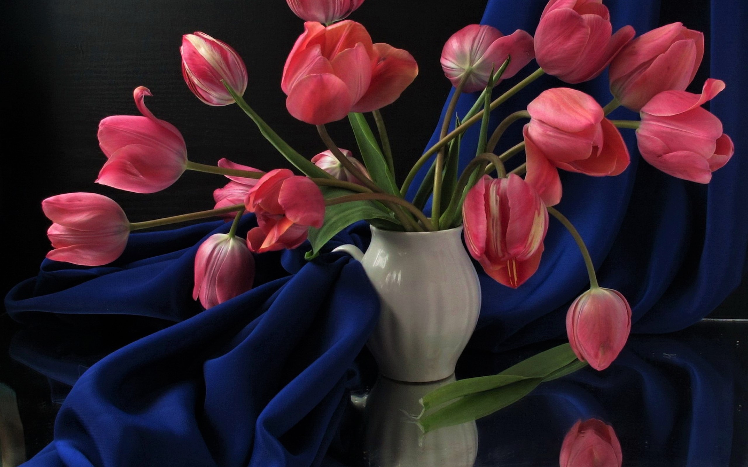 PCデスクトップにチューリップ, 静物, 花, 花瓶, カーテン, 写真撮影, ピンクの花画像を無料でダウンロード
