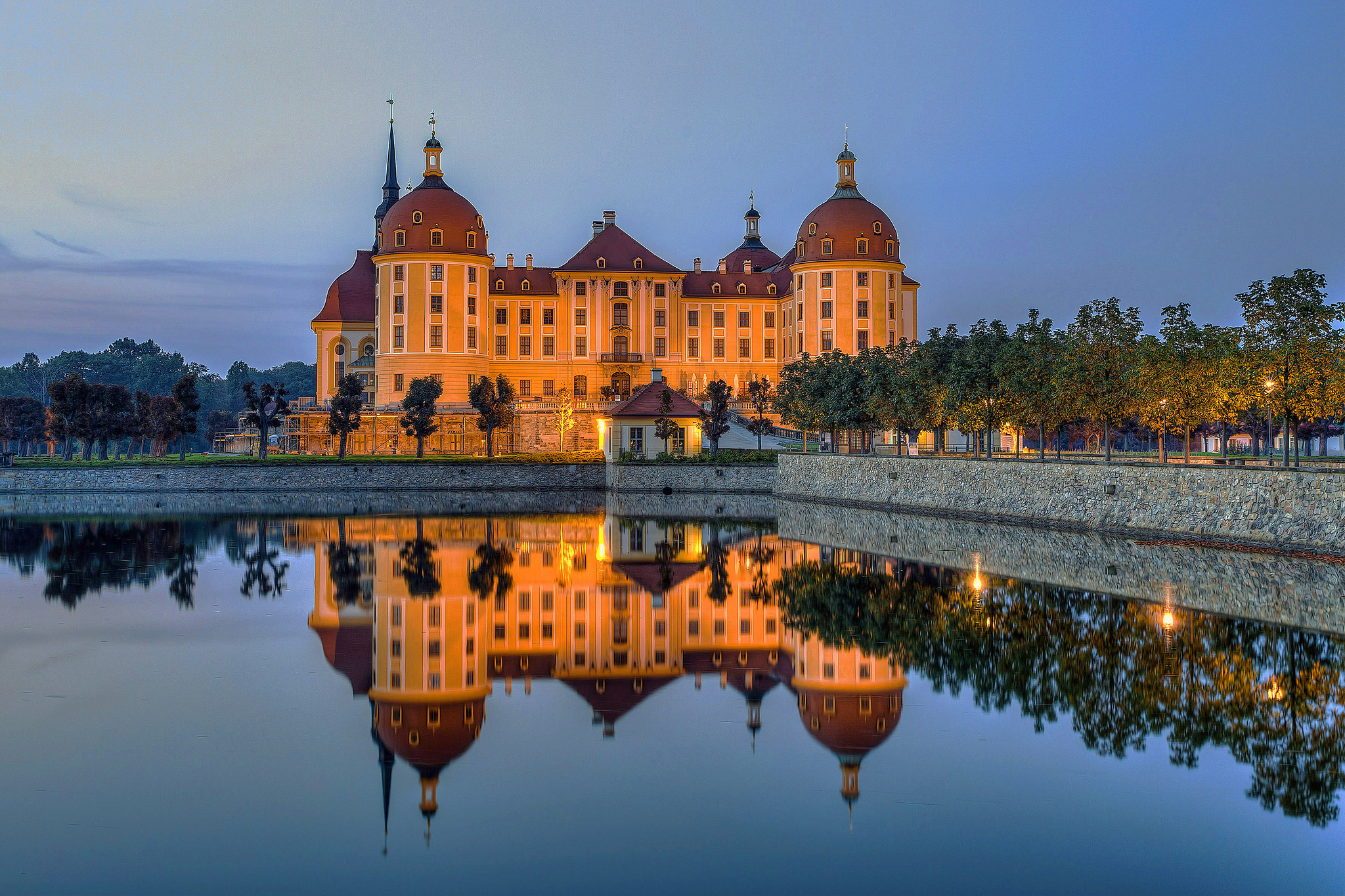 Laden Sie das Architektur, Schlösser, See, Deutschland, Nacht, Menschengemacht, Schloss, Spiegelung, Schloss Moritzburg-Bild kostenlos auf Ihren PC-Desktop herunter