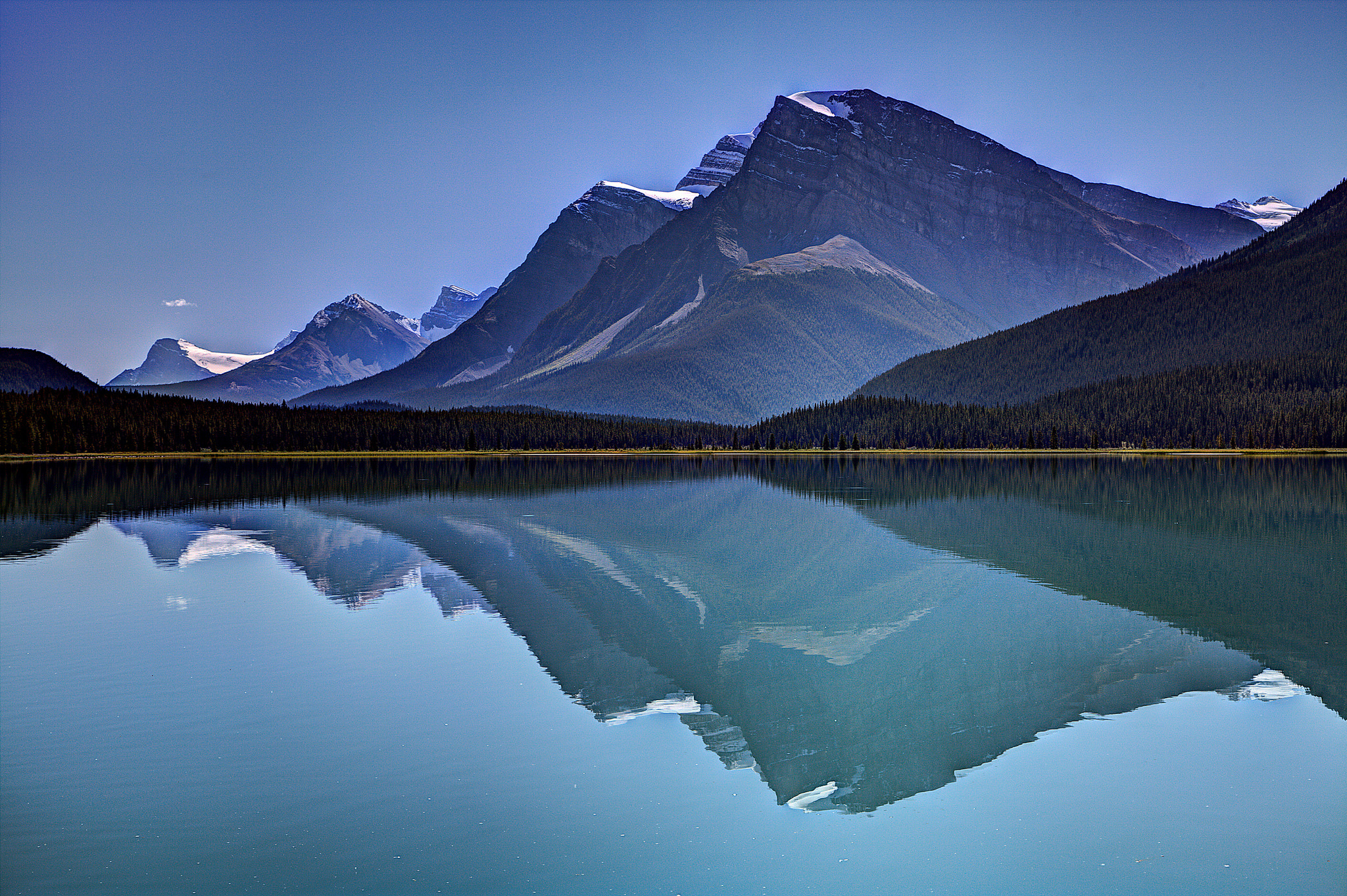 Descarga gratis la imagen Paisaje, Naturaleza, Montaña, Lago, Bosque, Tierra/naturaleza, Reflejo en el escritorio de tu PC