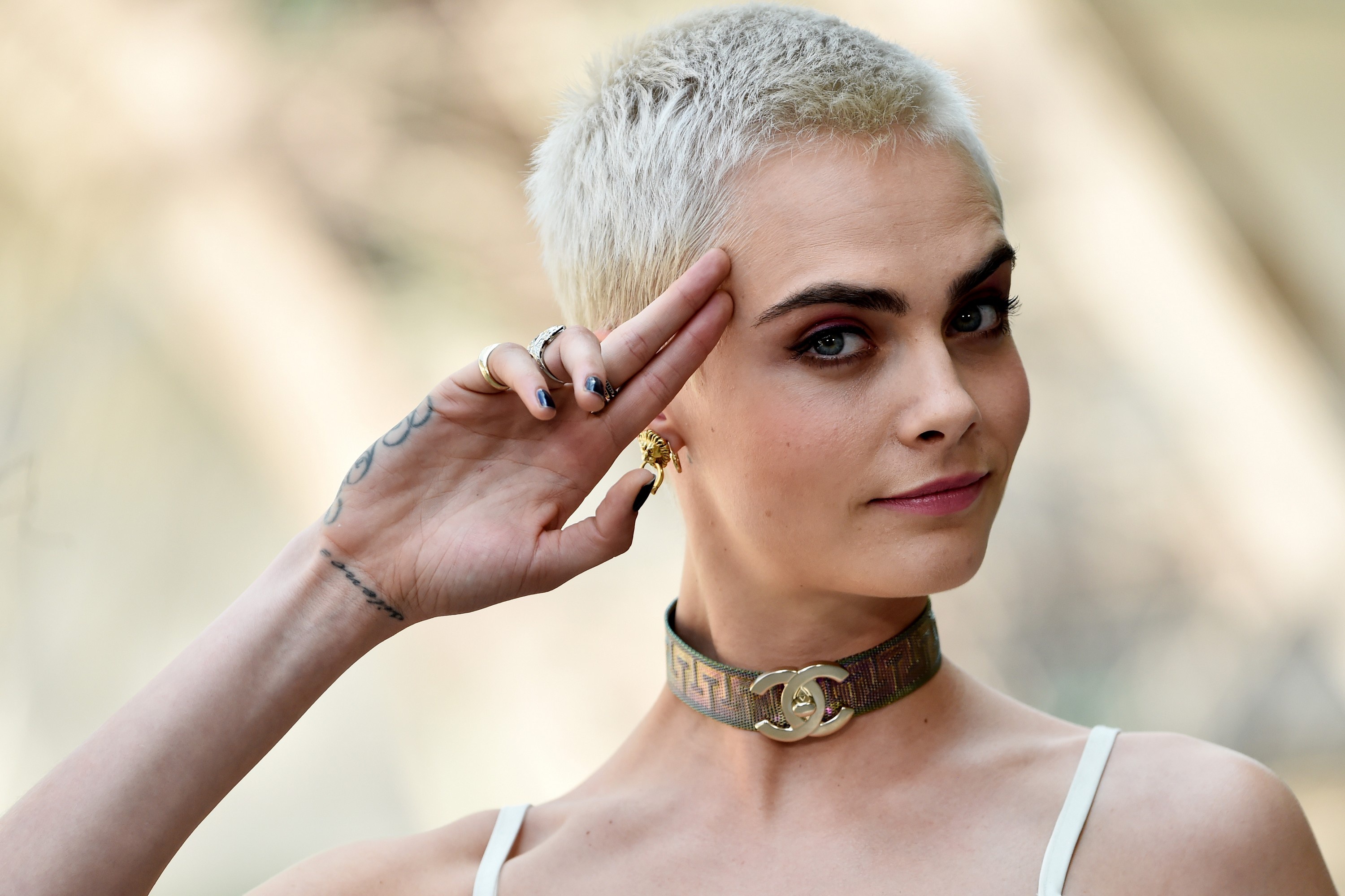 Baixe gratuitamente a imagem Tatuagem, Inglês, Modelo, Celebridade, Cabelo Curto, Atriz, Cabelo Loiro, Profundidade De Campo, Cara Delevingne na área de trabalho do seu PC