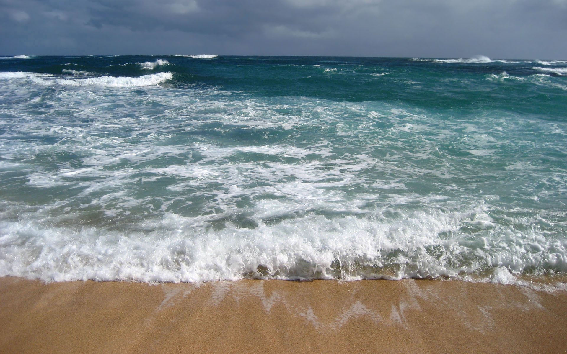 146294 скачать картинку волны, море, пляж, сила, природа, пена, стихия - обои и заставки бесплатно