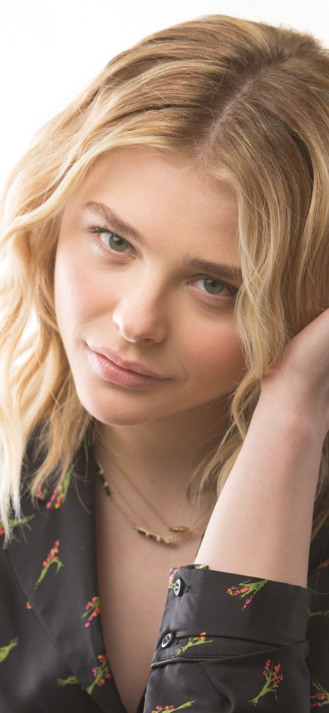 Download mobile wallpaper Blonde, Face, American, Celebrity, Actress, Chloë Grace Moretz for free.