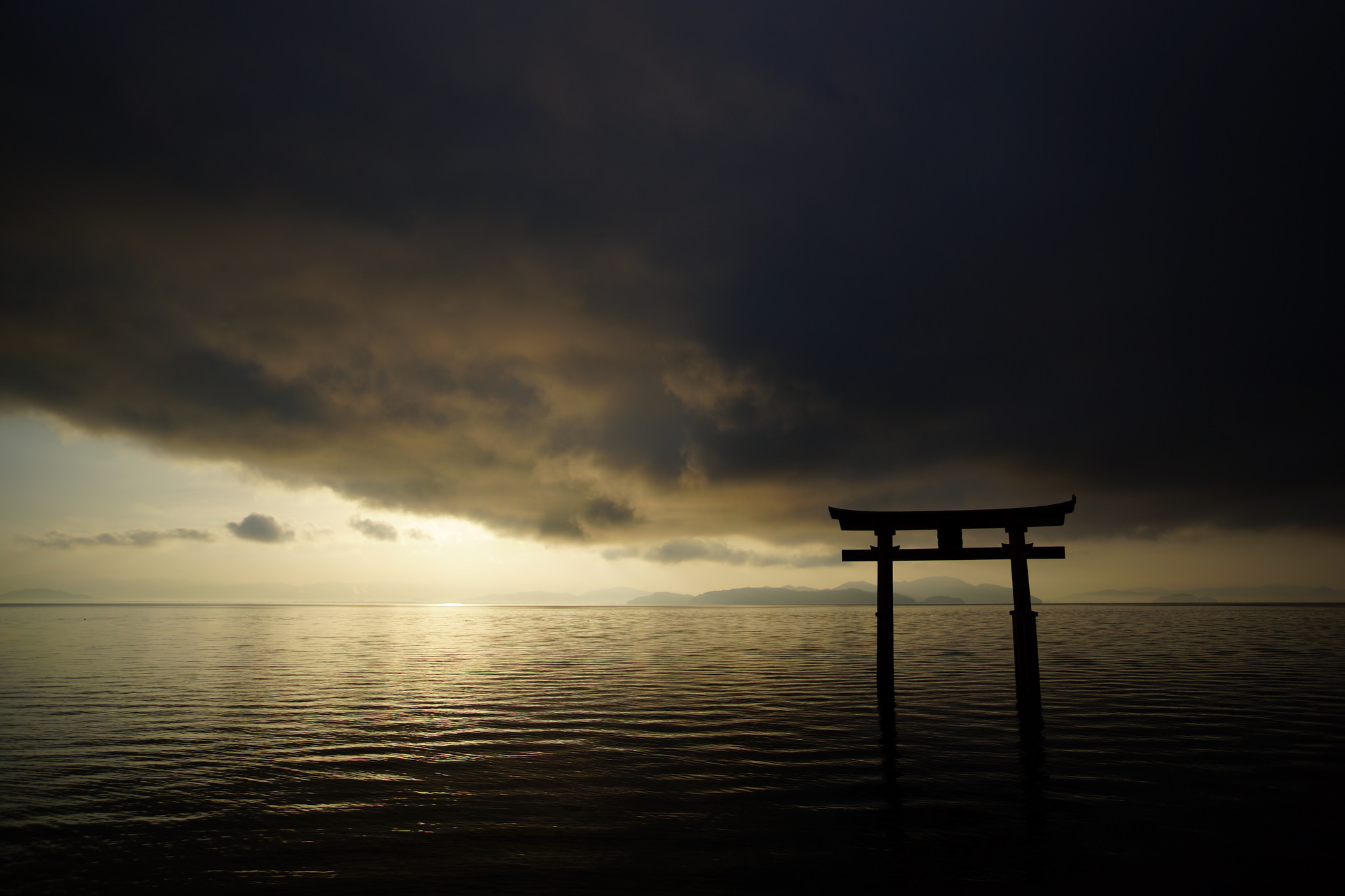 724580 télécharger le fond d'écran mer, religieux, porte d'itsukushima, nuage, soirée, porte, japon - économiseurs d'écran et images gratuitement