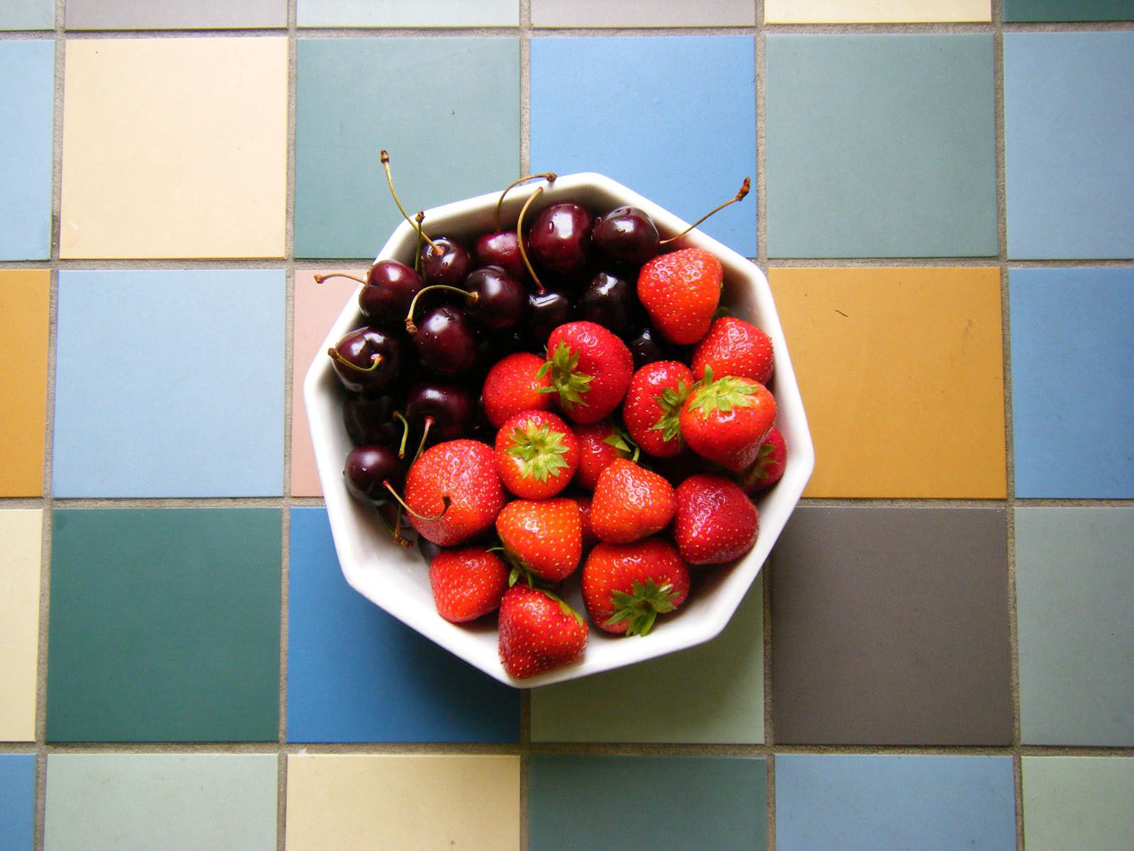 124207 завантажити картинку черешня, їжа, полуниця, ягоди, тарілка - шпалери і заставки безкоштовно