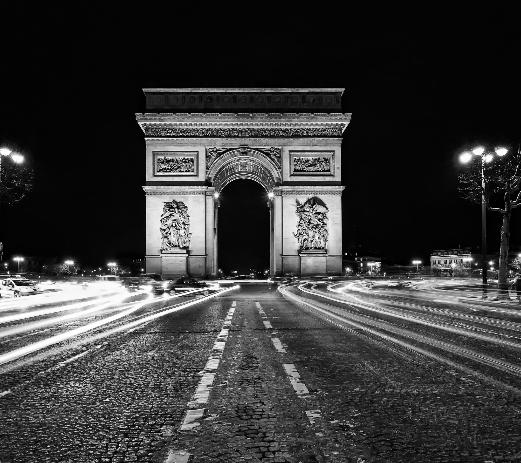 Download mobile wallpaper Night, Paris, Monuments, France, Monument, Arc De Triomphe, Man Made, Black & White, Time Lapse for free.