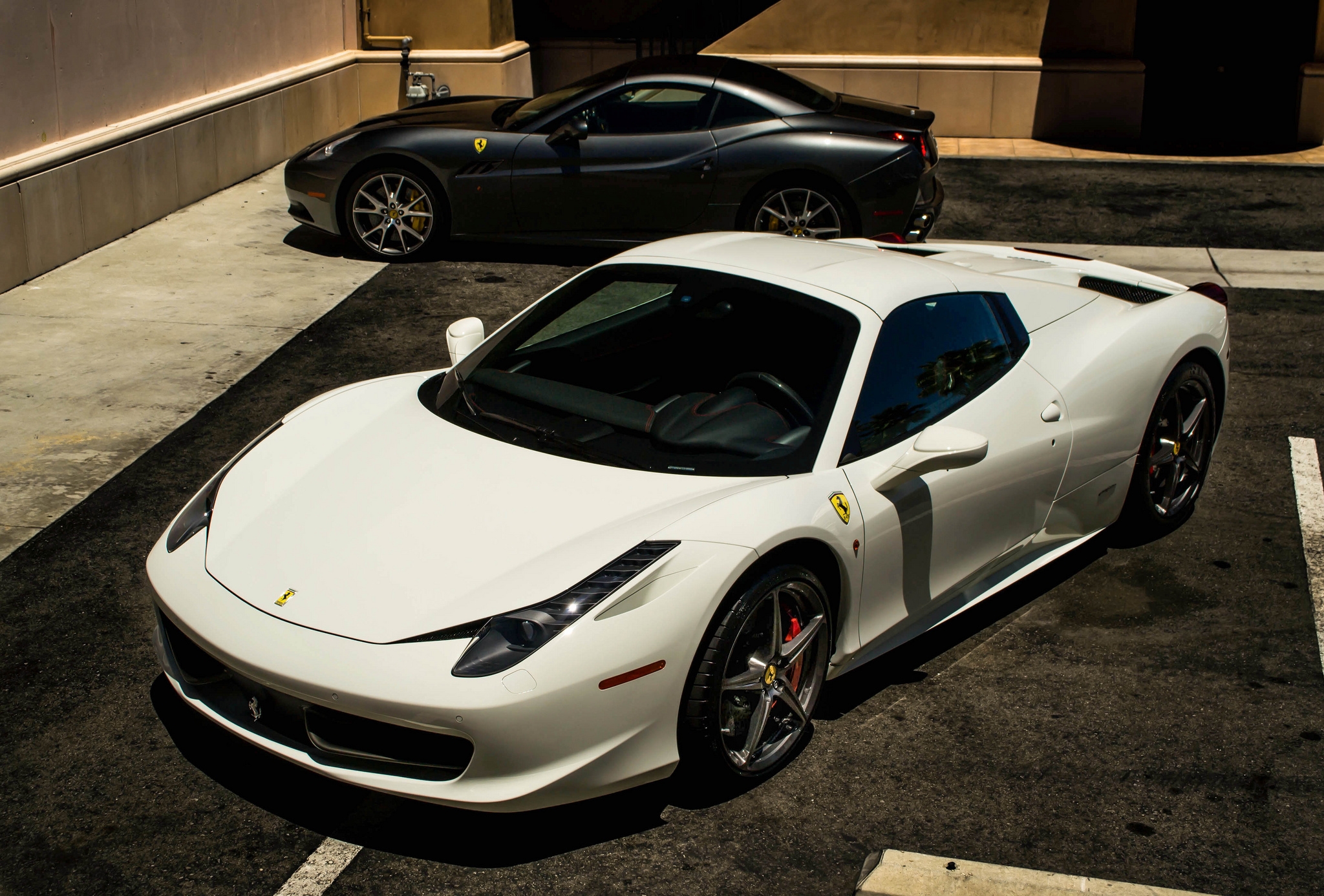 Скачать обои бесплатно Калифорния, Белый, Тачки (Cars), Черный, Феррари (Ferrari), Италия картинка на рабочий стол ПК
