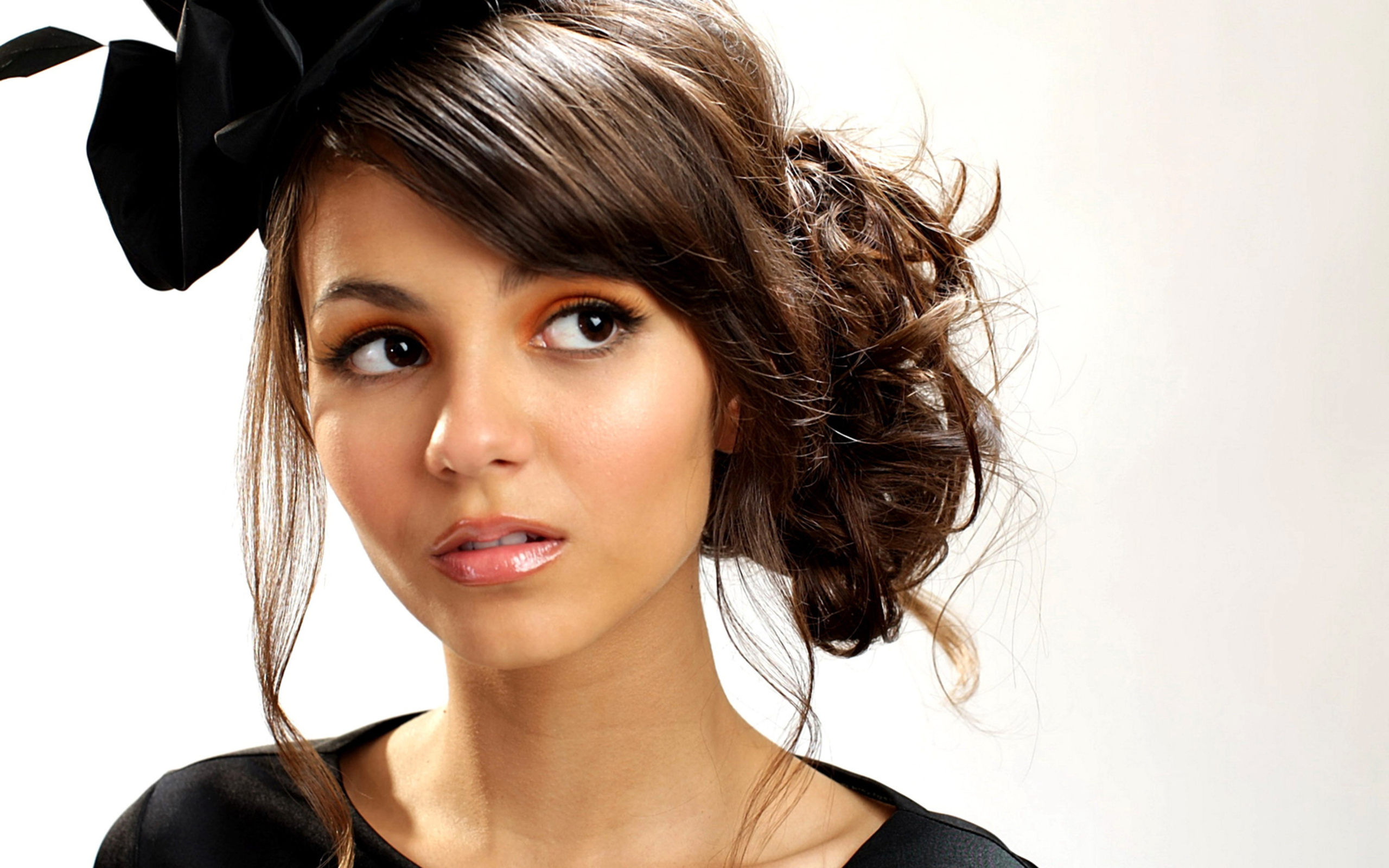 Free download wallpaper Face, Brunette, American, Celebrity, Brown Eyes, Actress, Victoria Justice on your PC desktop