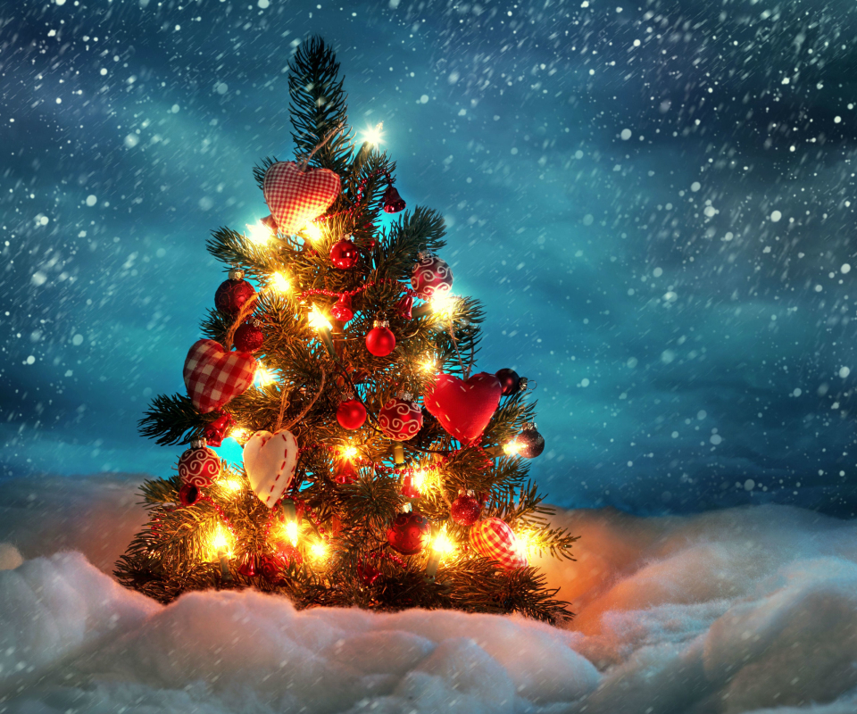 Скачать обои бесплатно Зима, Ночь, Снег, Рождество, Рождественская Елка, Снегопад, Рождественские Украшения, Праздничные, Рождественские Огни картинка на рабочий стол ПК