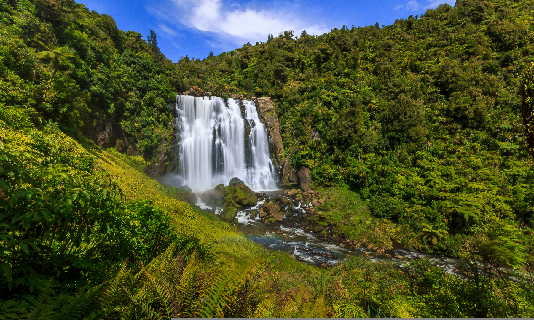Скачать картинку Водопады, Гора, Водопад, Лес, Зеленый, Земля/природа в телефон бесплатно.