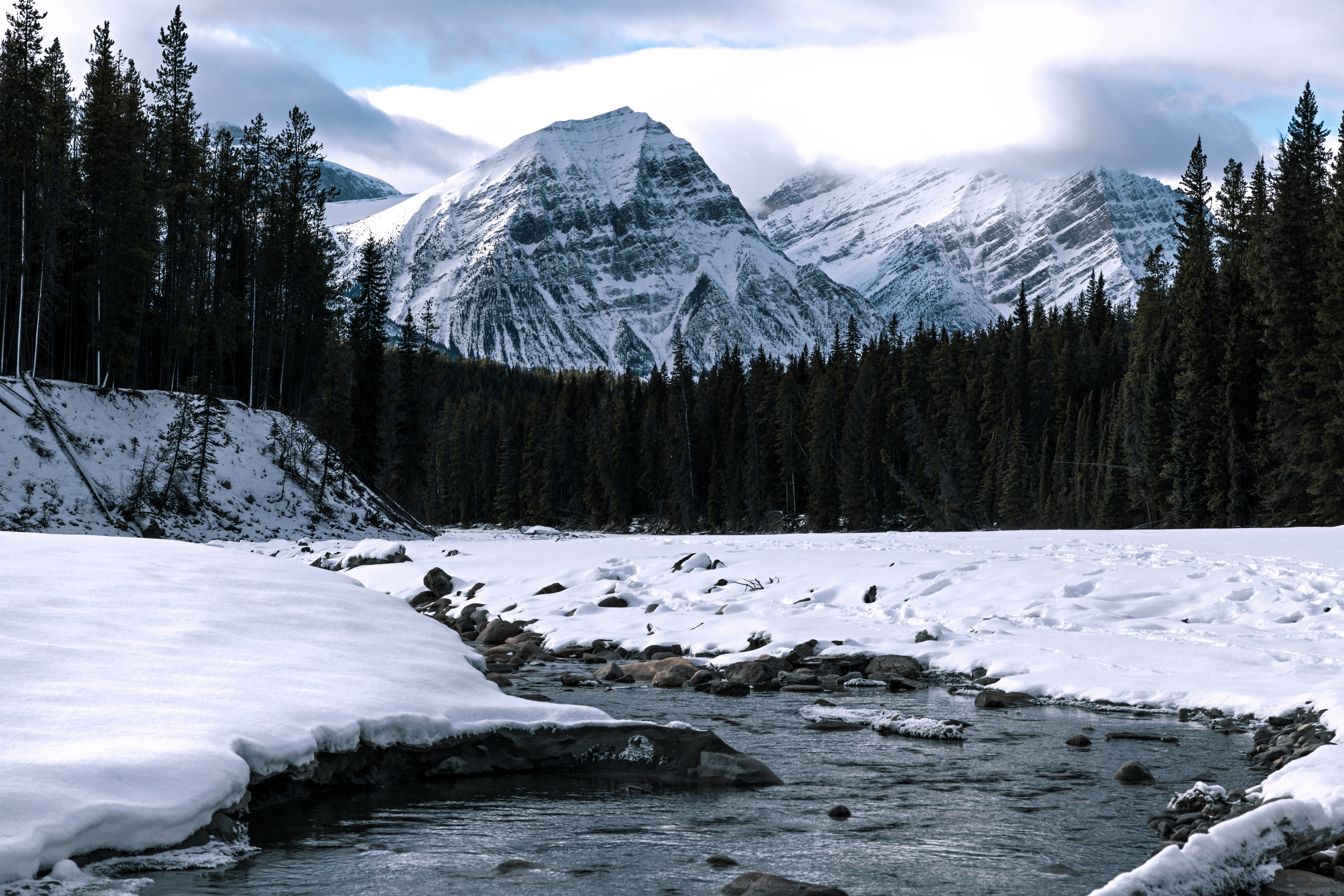 Скачать картинку Заснеженный, Гора, Снег, Вершина, Река, Лес, Природа в телефон бесплатно.