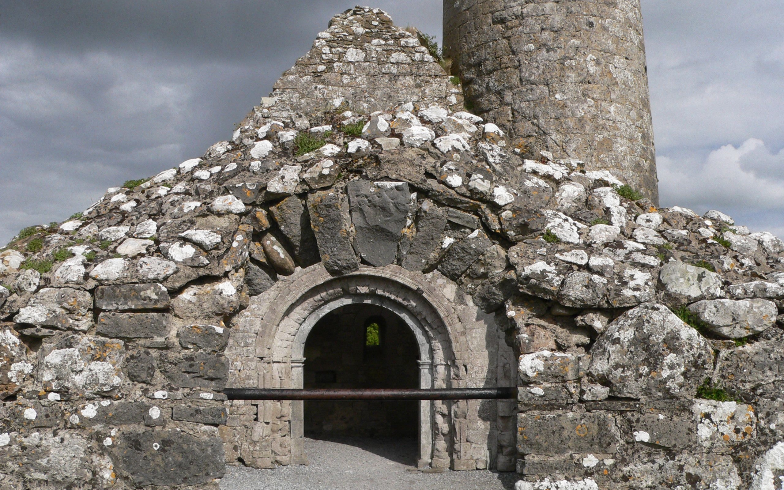 Скачати мобільні шпалери Ірландія, Монастир, Релігійний, Клонмакнойз, Монастир Клонмакнойз безкоштовно.