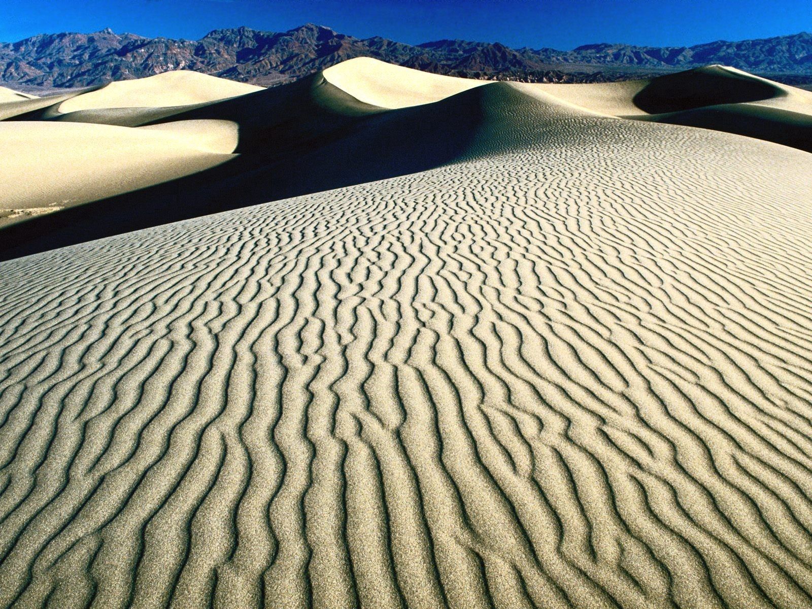 131586 скачать картинку линии, природа, горы, песок, пустыня, узоры, тени, дюны - обои и заставки бесплатно
