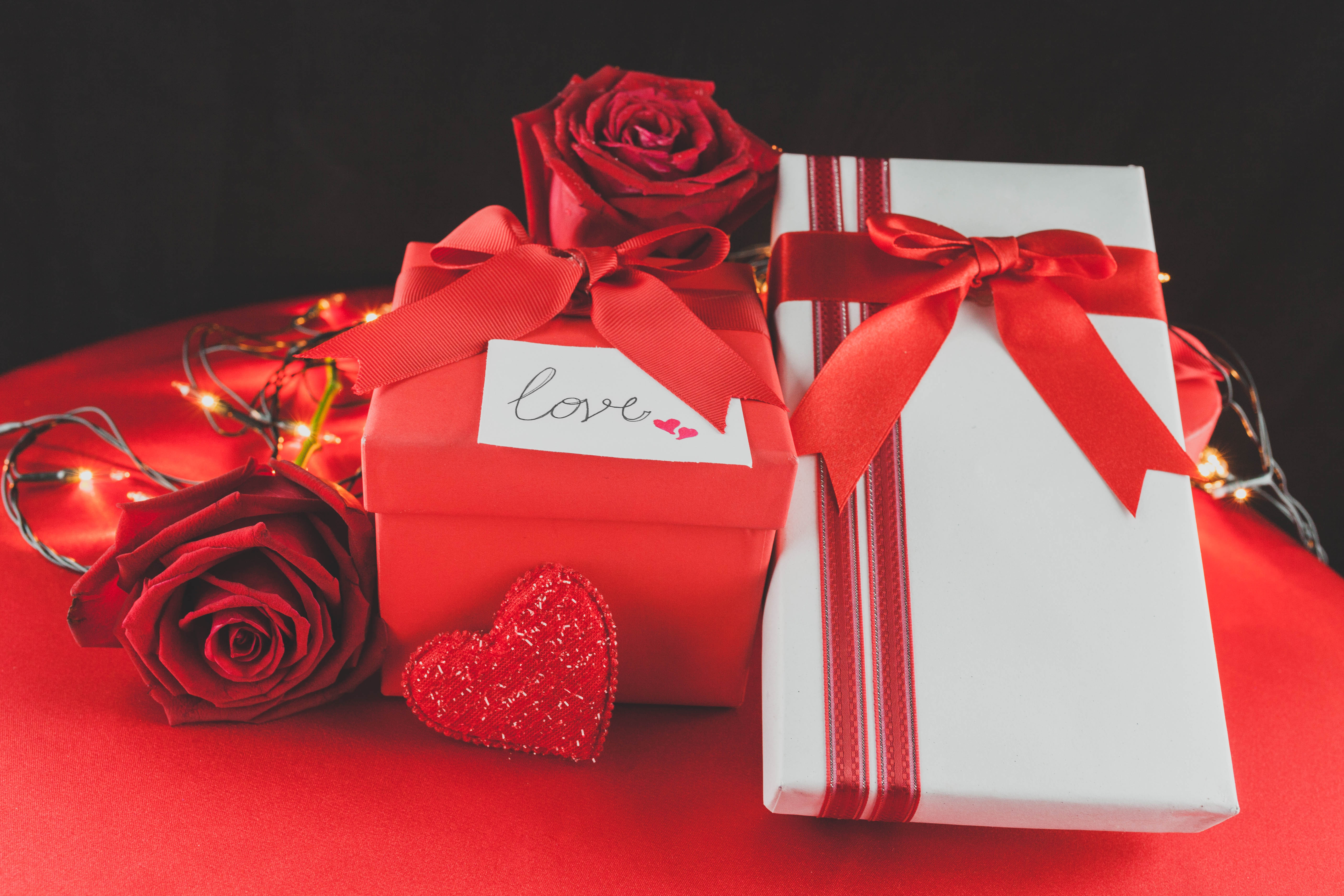 Laden Sie das Feiertage, Valentinstag, Rose, Geschenk, Herz, Rote Blume-Bild kostenlos auf Ihren PC-Desktop herunter