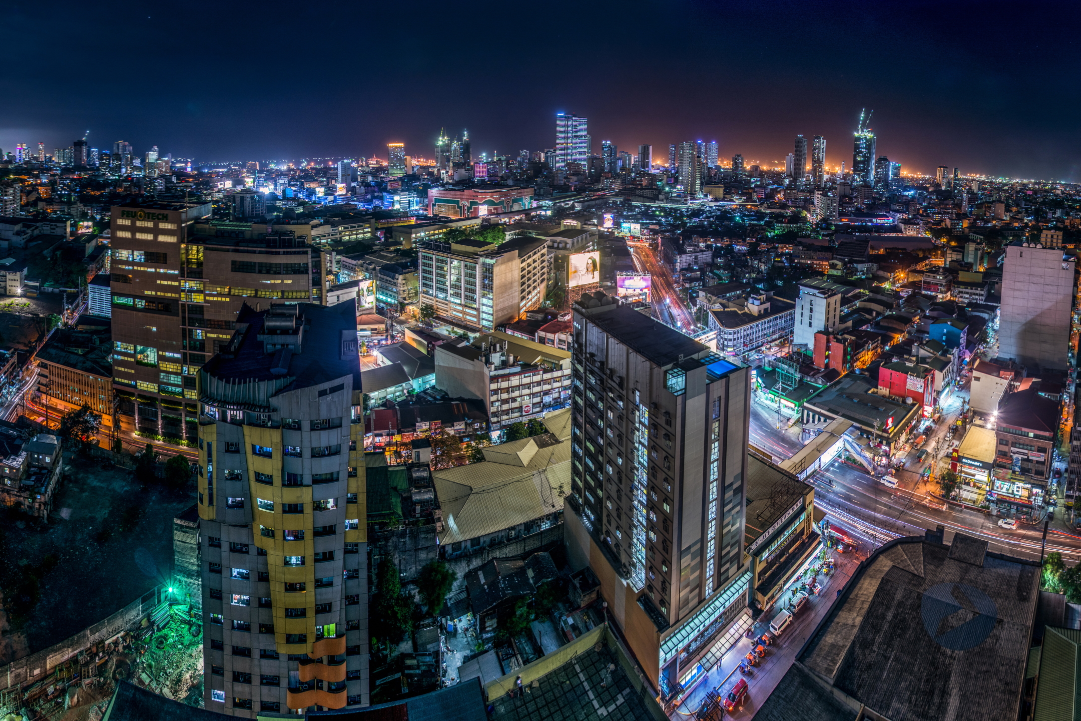 Handy-Wallpaper Städte, Stadt, Gebäude, Stadtbild, Nacht, Philippinen, Menschengemacht, Großstadt, Manila kostenlos herunterladen.