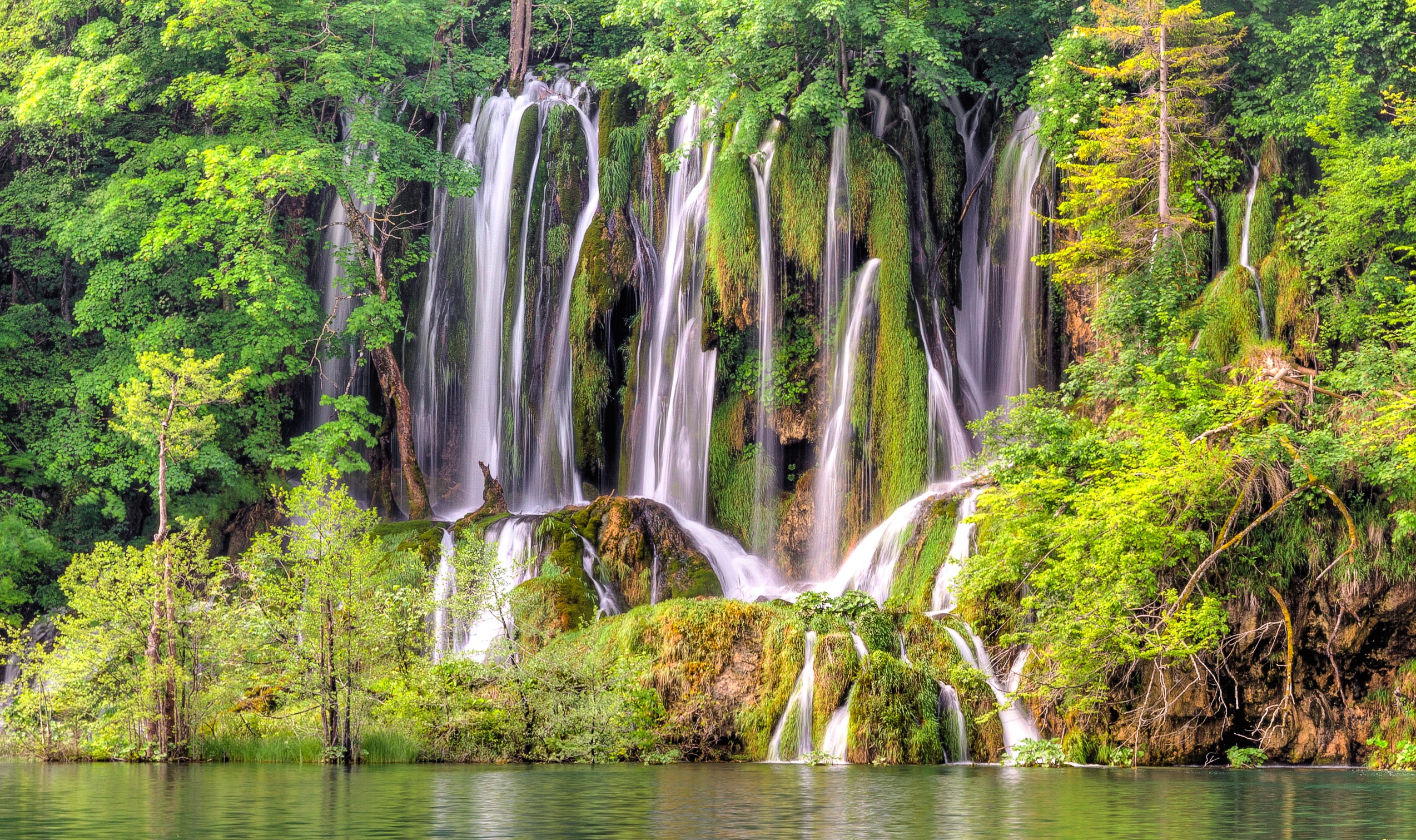 Скачати мобільні шпалери Водоспад, Земля, Хорватія, Плітвіцькі Озера, Плітвіцьке Озеро безкоштовно.