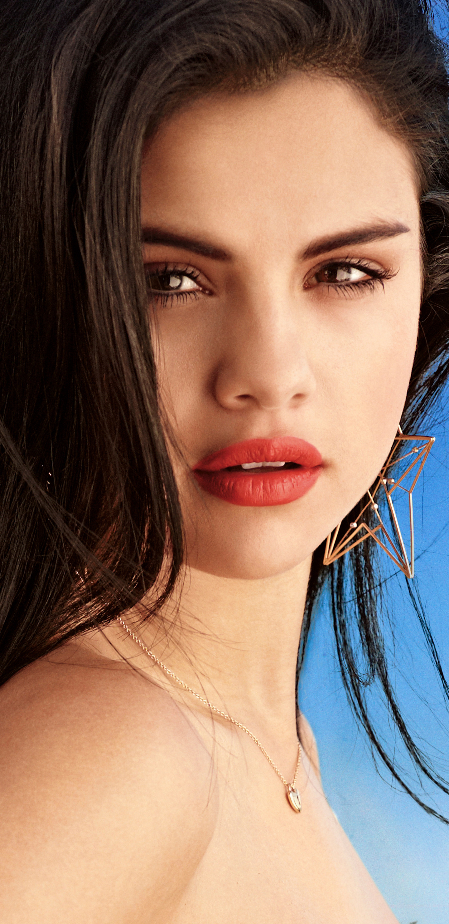 Handy-Wallpaper Musik, Selena Gomez, Sänger, Brünette, Ohrringe, Braune Augen, Darstellerin, Lippenstift, Latina kostenlos herunterladen.